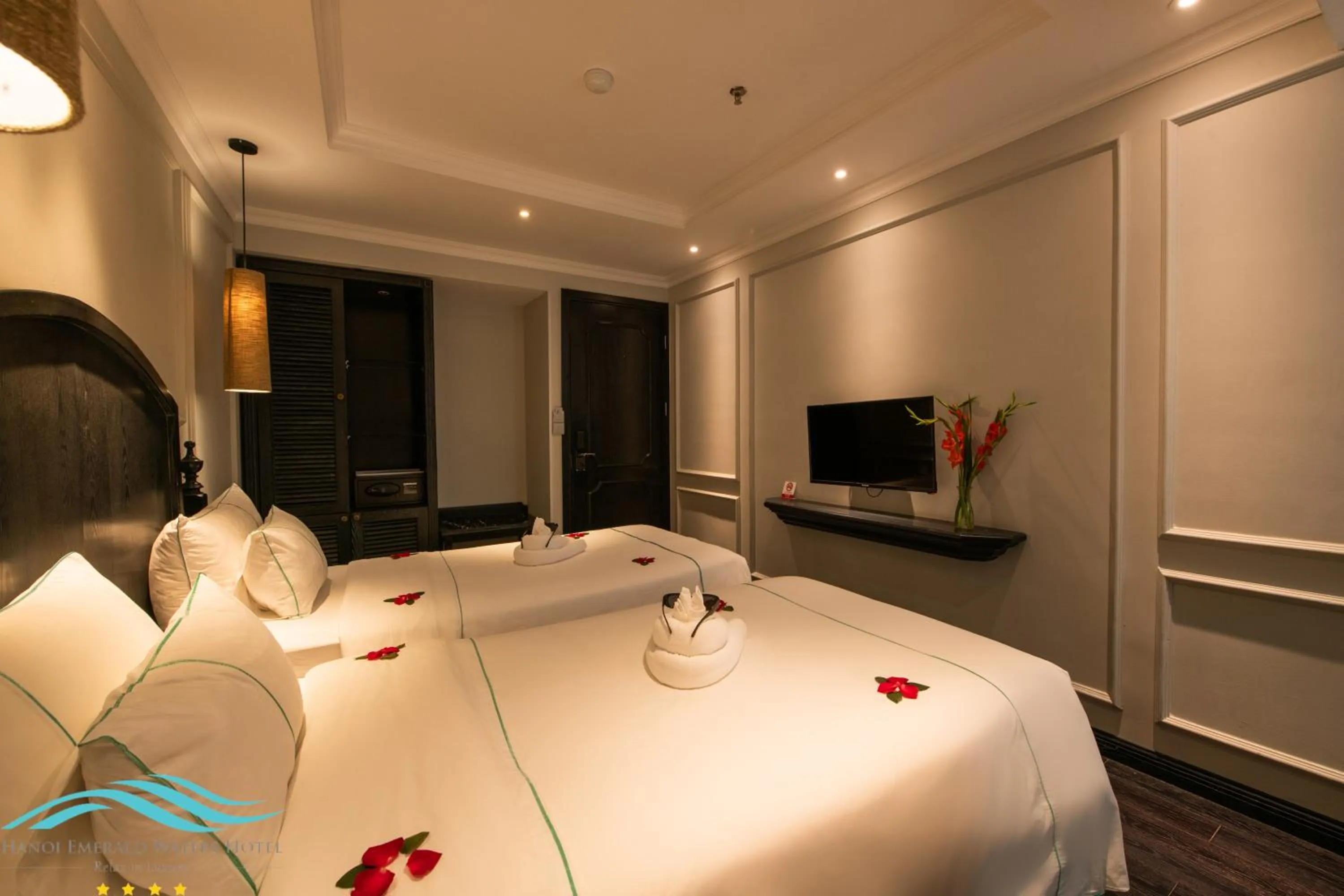 Photo of the whole room, Bed in Hanoi Emerald Waters Hotel Valley