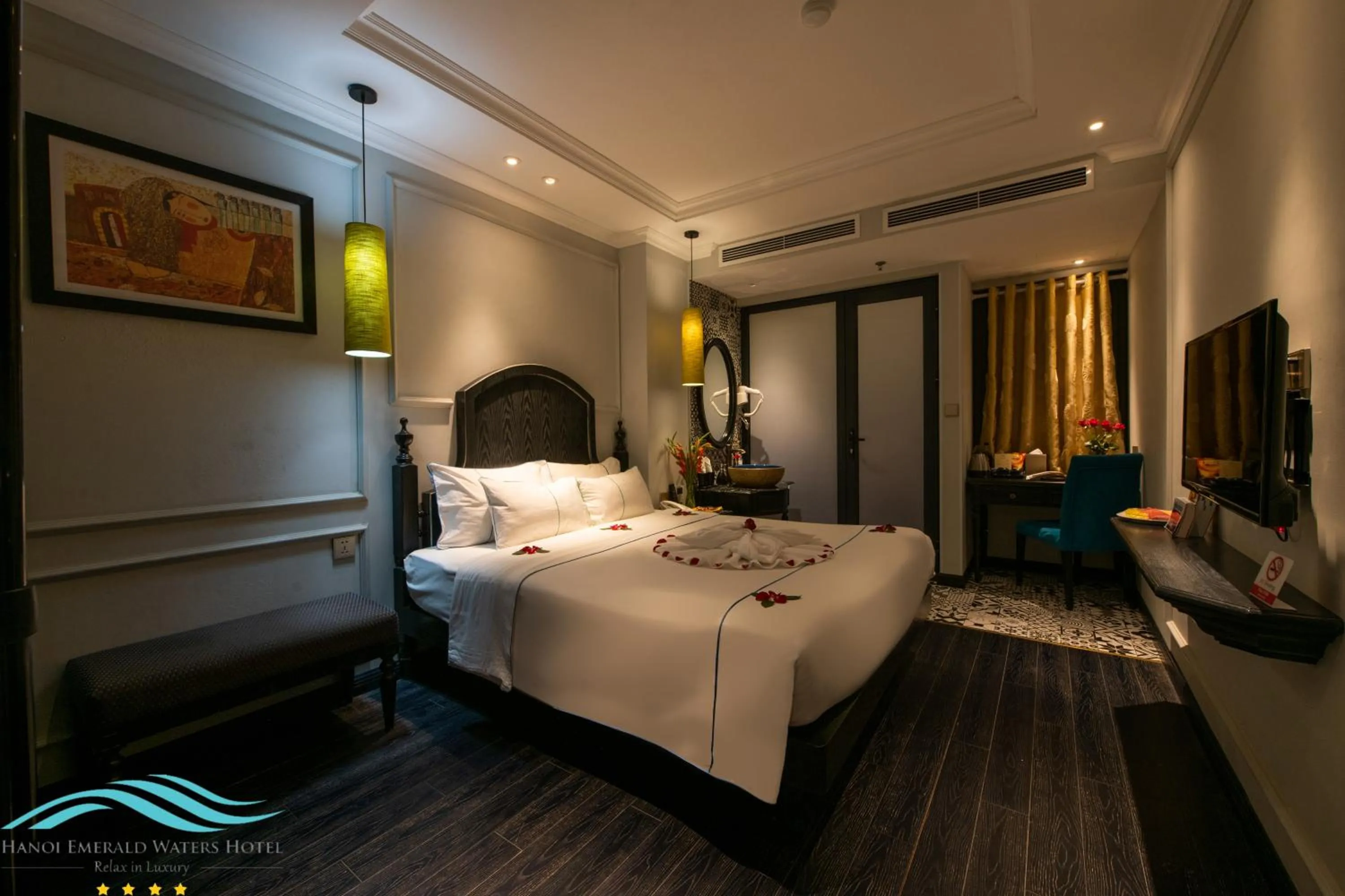 Photo of the whole room, Bed in Hanoi Emerald Waters Hotel Valley
