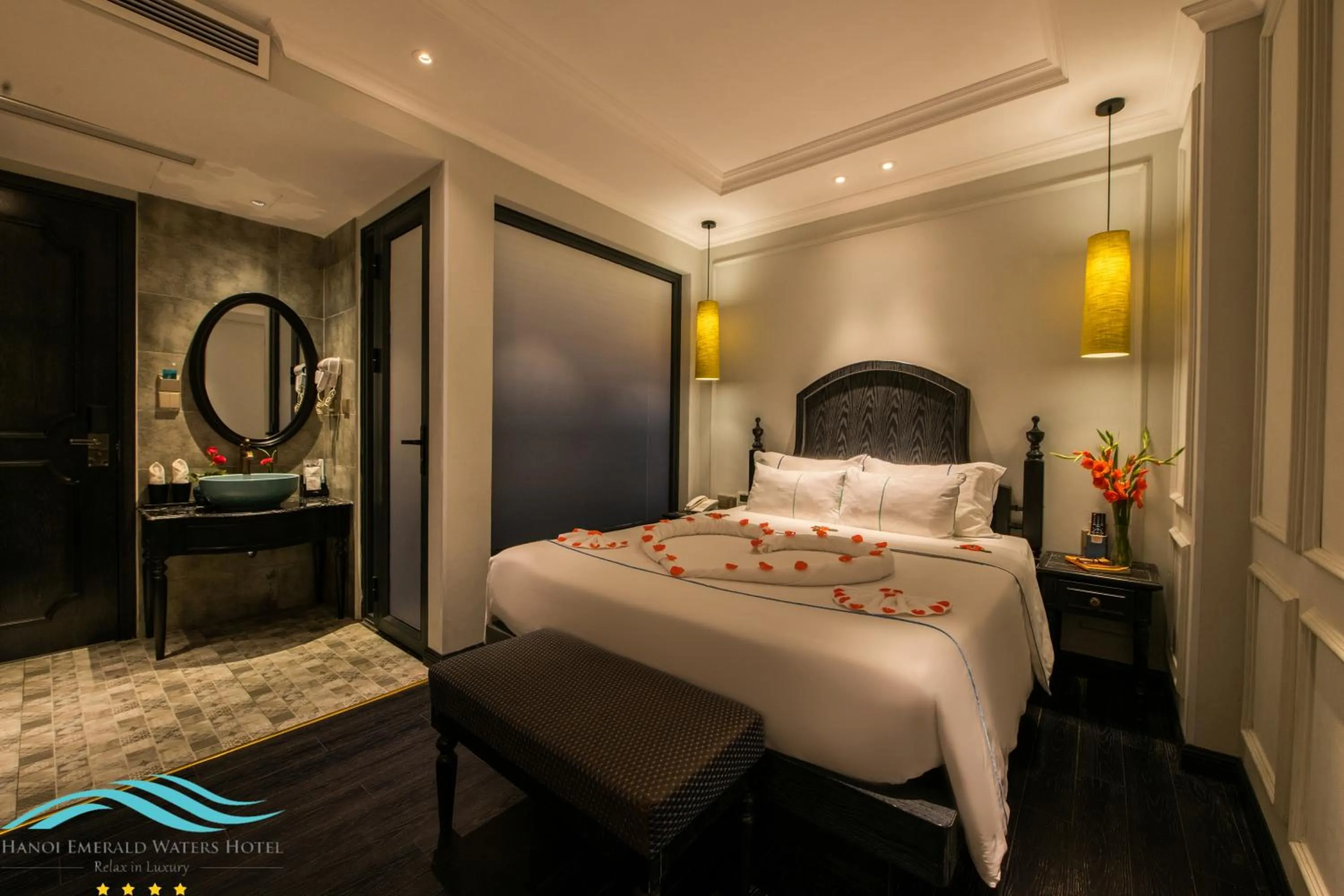 Photo of the whole room, Bed in Hanoi Emerald Waters Hotel Valley