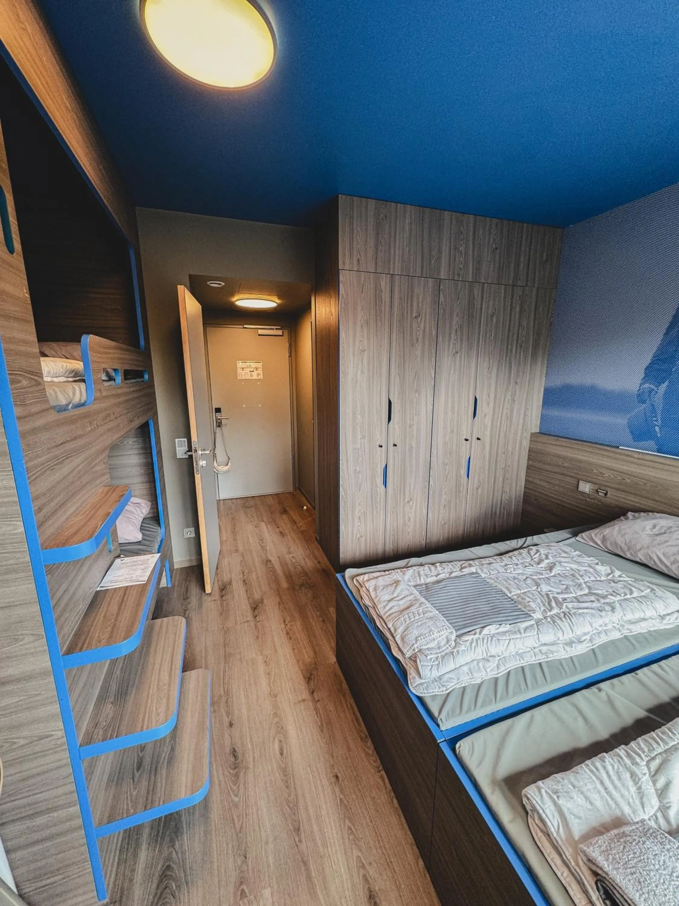 Photo of the whole room, Bed in Jugendherberge München City