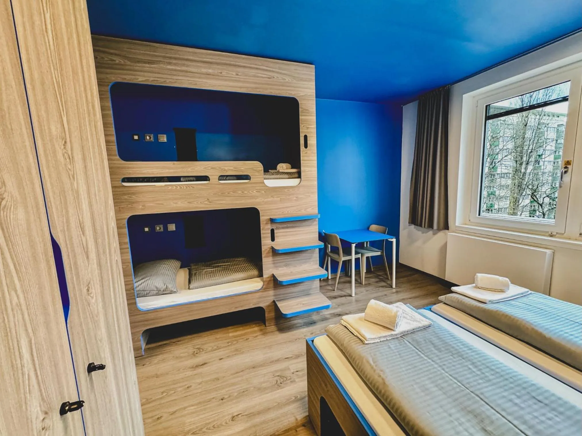 Photo of the whole room, Bed in Jugendherberge München City