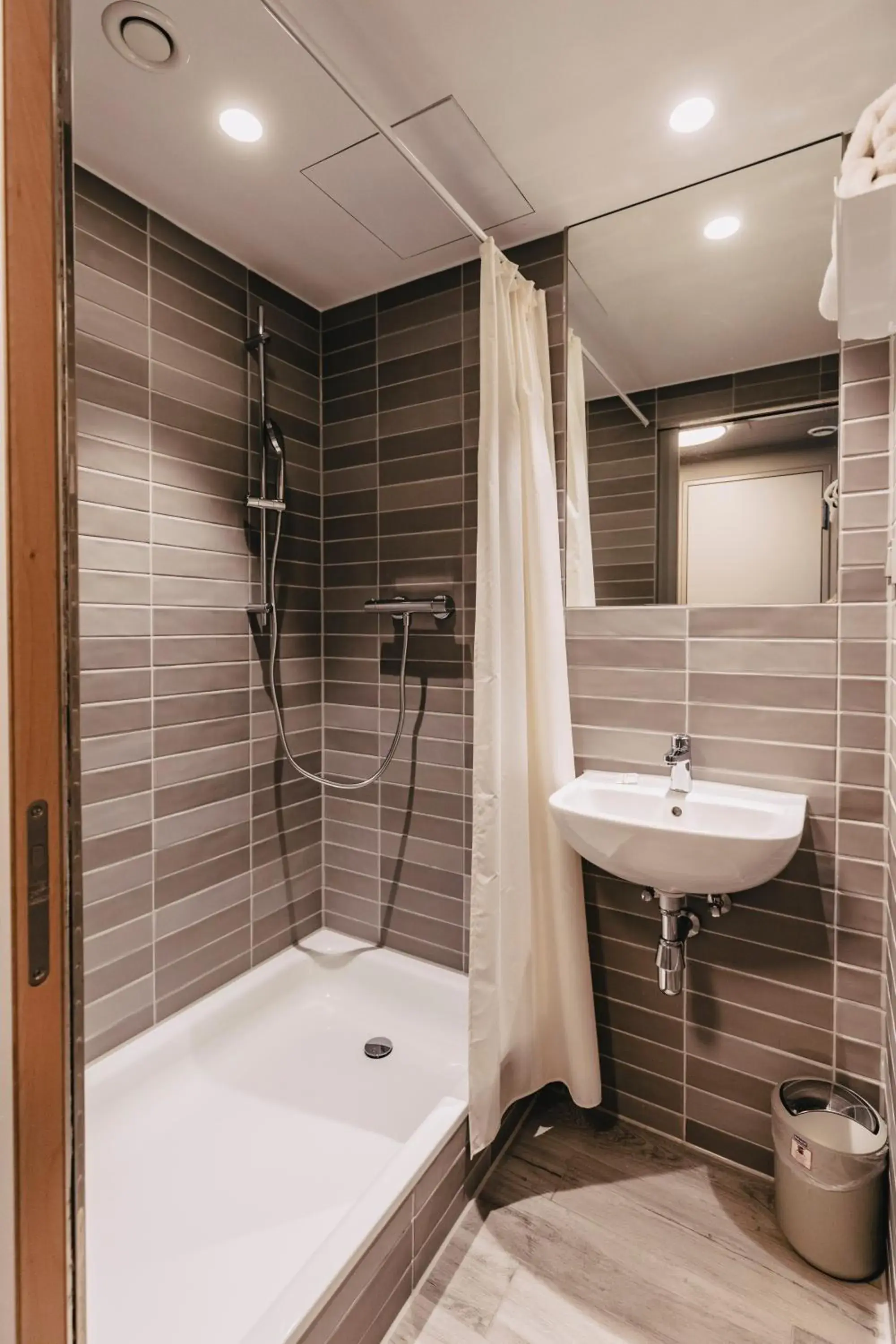 Bunk Bed in Male Dormitory Room in Jugendherberge München City Bunk Bed in Male Dormitory Room in Jugendherberge München City