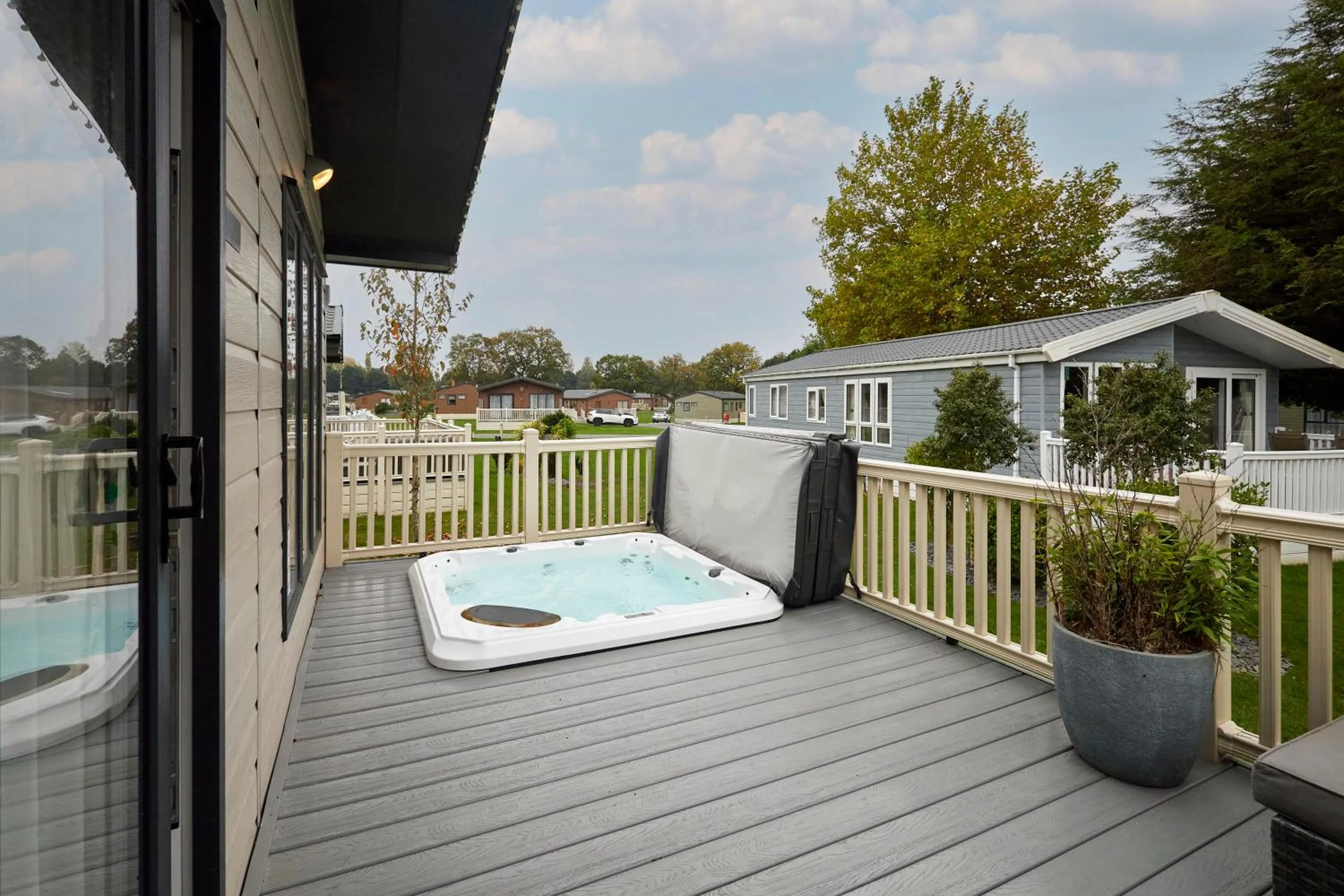Primrose Lodge with Hot Tub