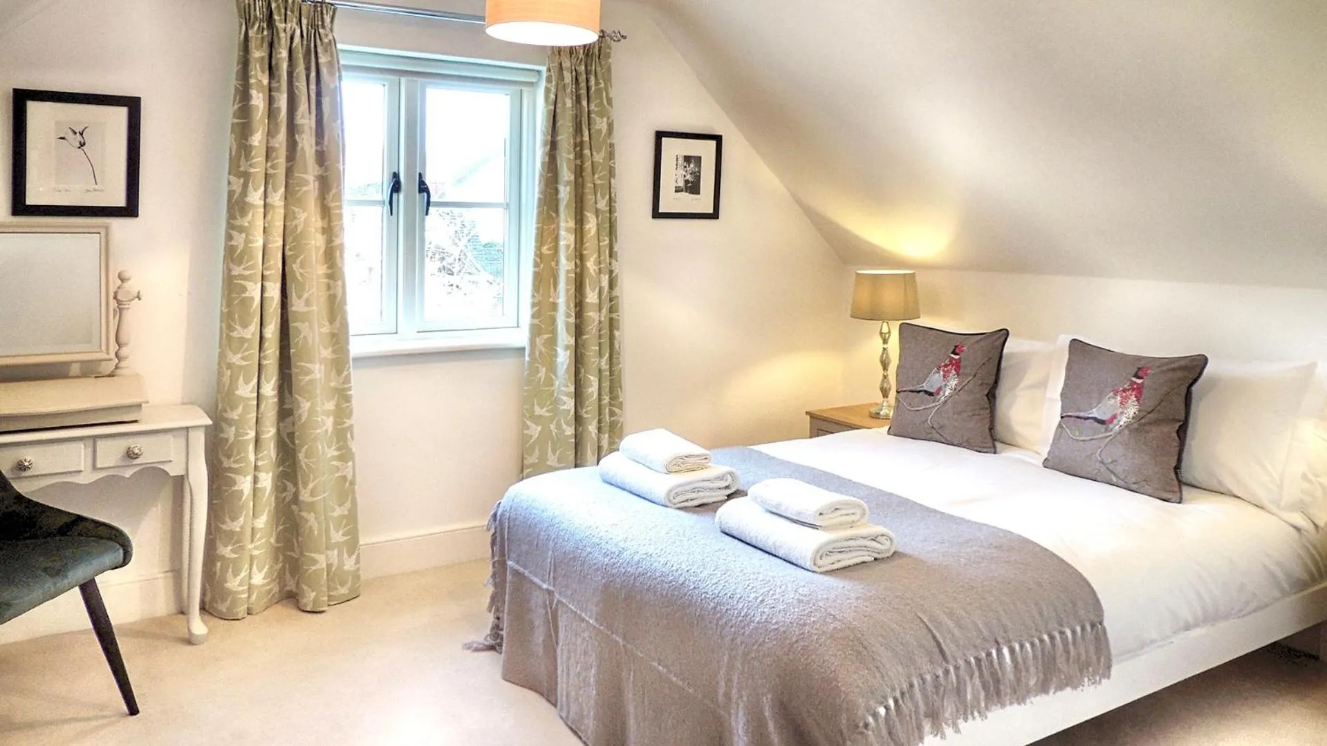 Bedroom, Bed in Magnolia Cottage-Exclusive Cotswold Package