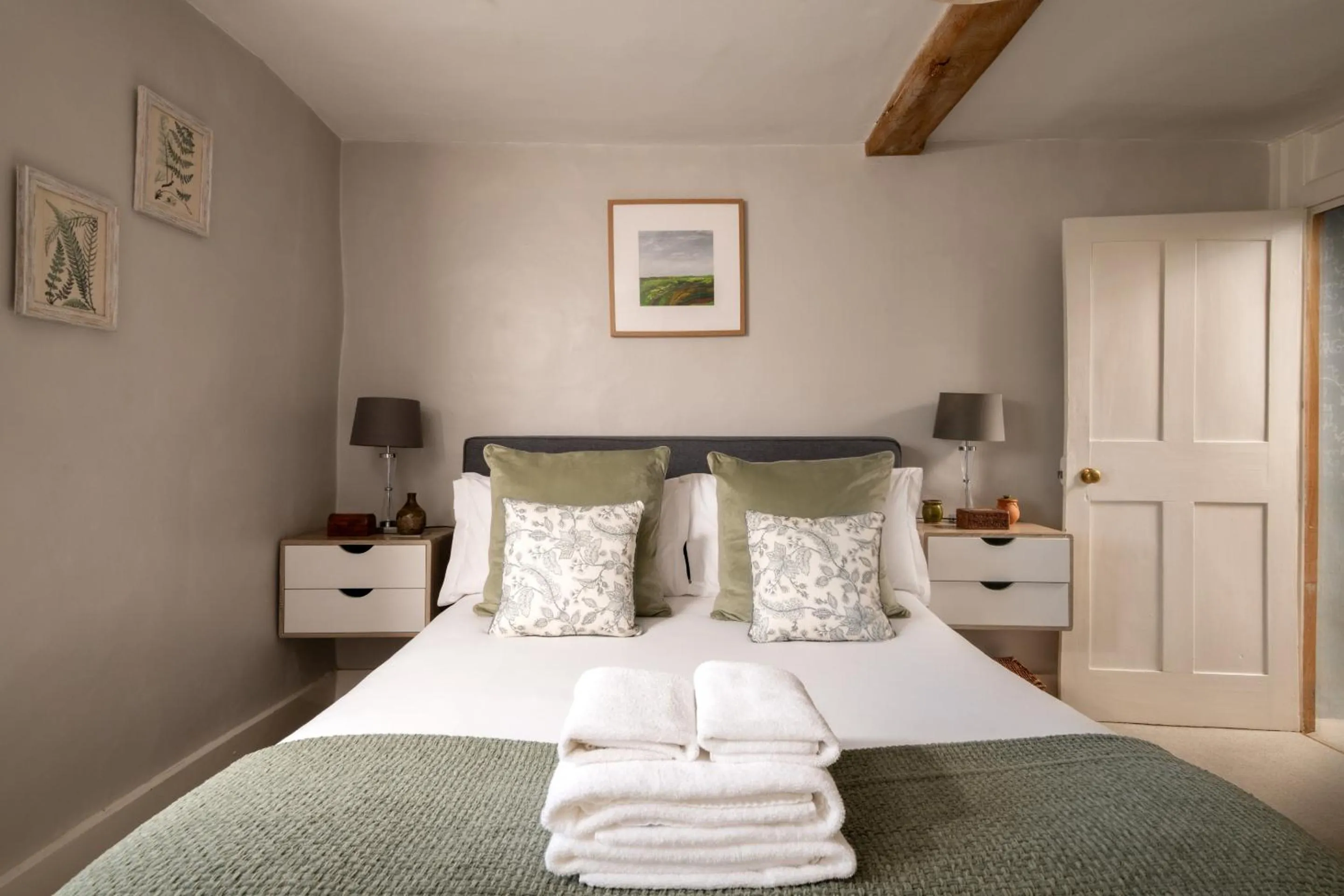 Bedroom, Bed in Magnolia Cottage-Exclusive Cotswold Package