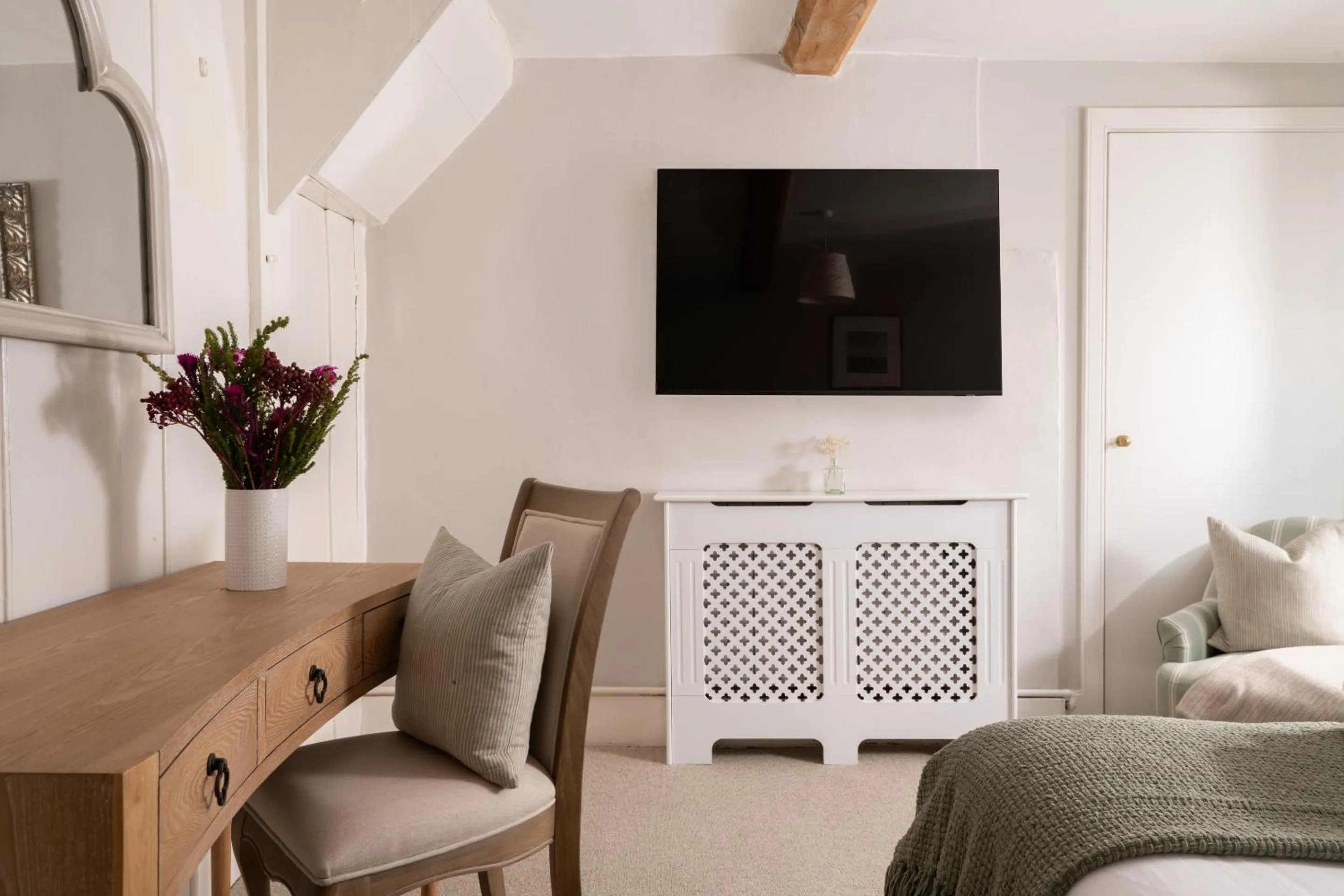 Bedroom, Bed in Magnolia Cottage-Exclusive Cotswold Package