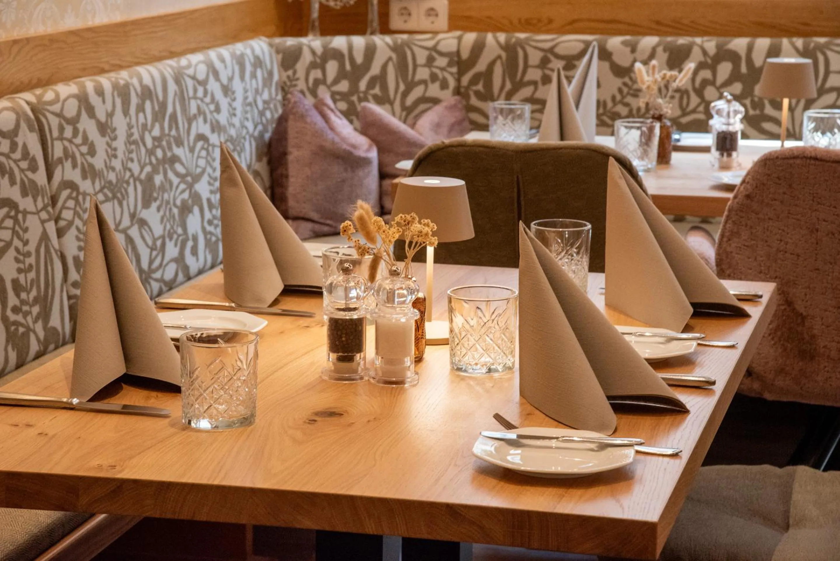 Restaurant/places to eat in Hotel & Restaurant Post