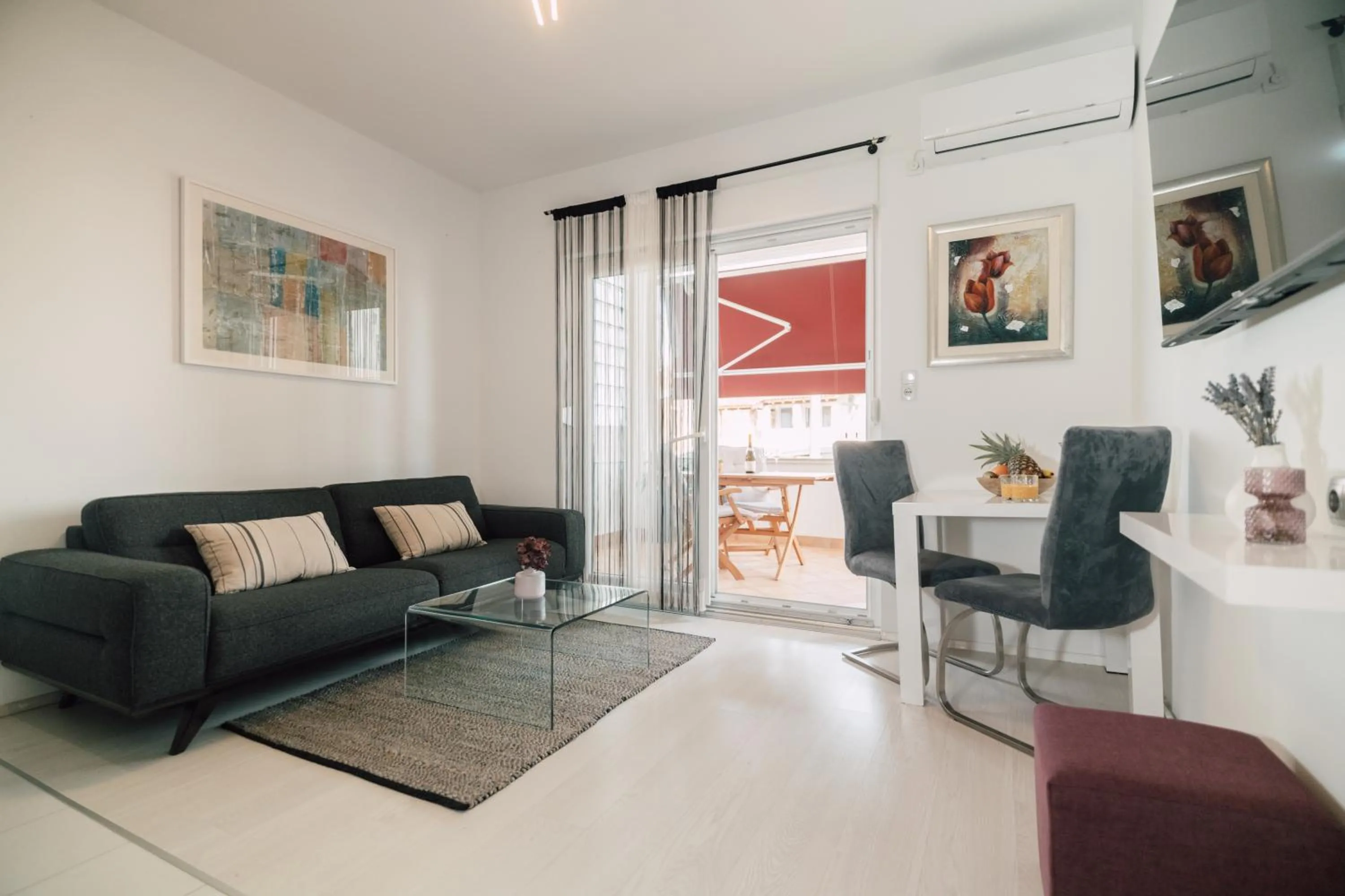 Modern Apartments with Loggia Terrace and Parking