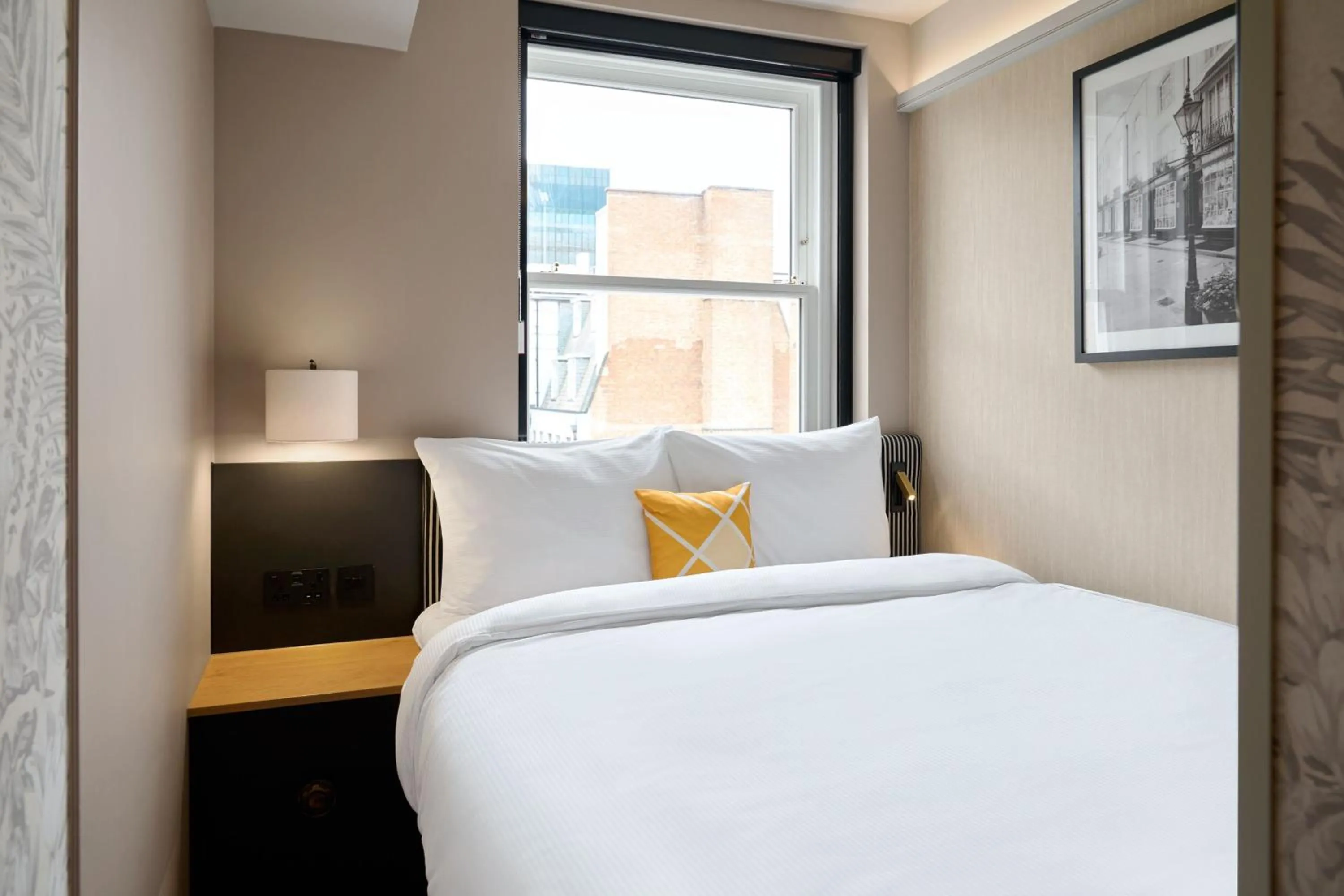 Bedroom, Bed in Four Points Flex by Sheraton London Euston