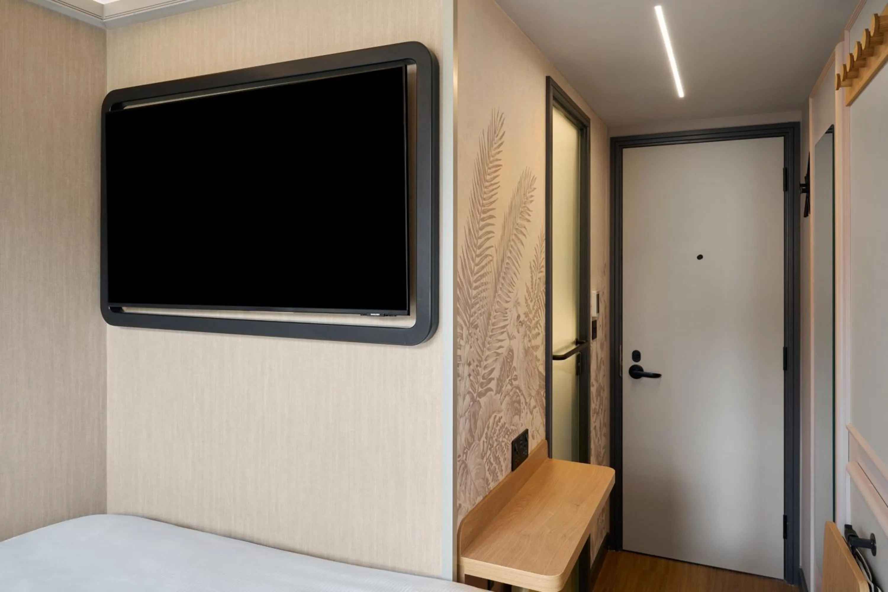 Bedroom, Bed in Four Points Flex by Sheraton London Euston