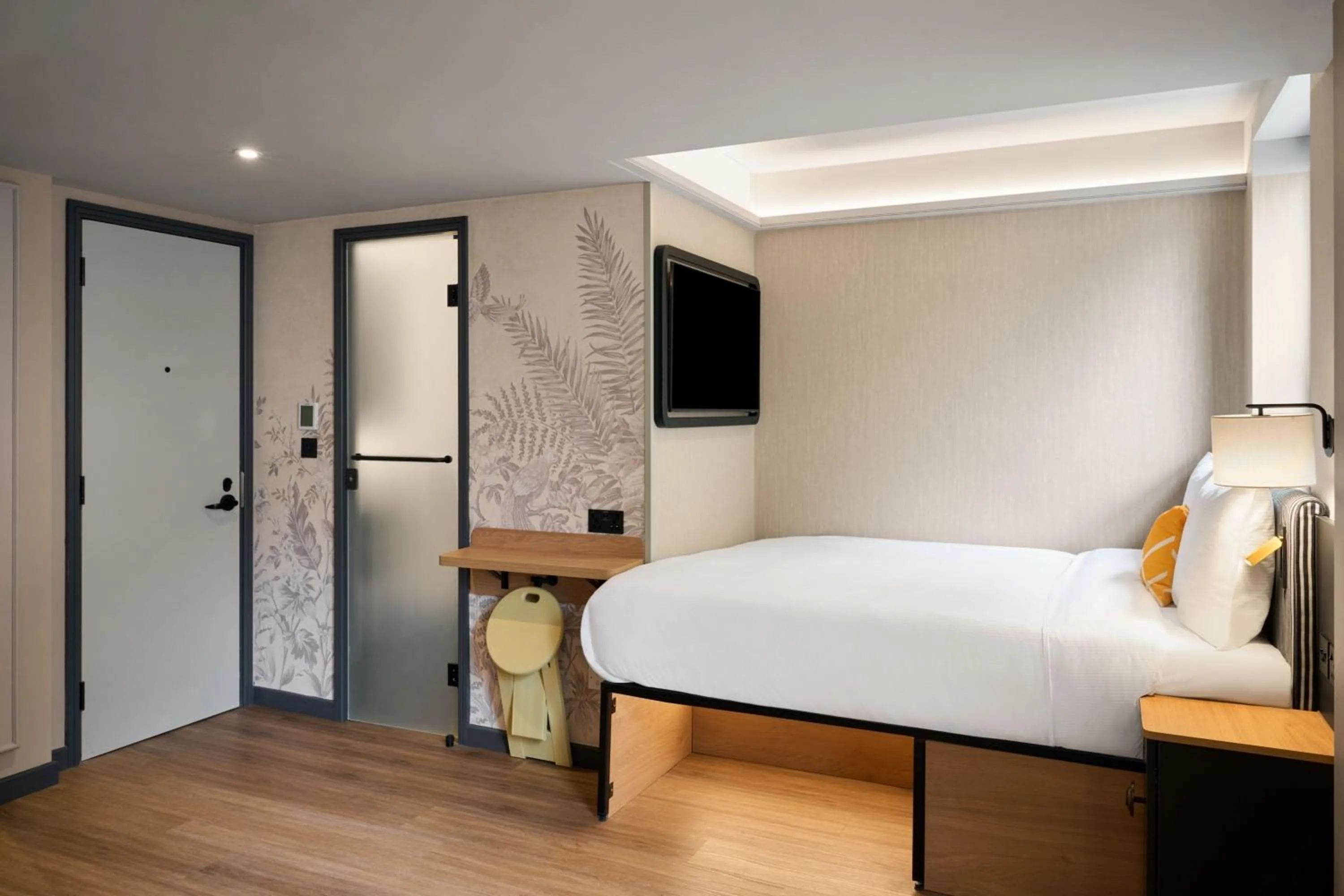 Bedroom, Bed in Four Points Flex by Sheraton London Euston