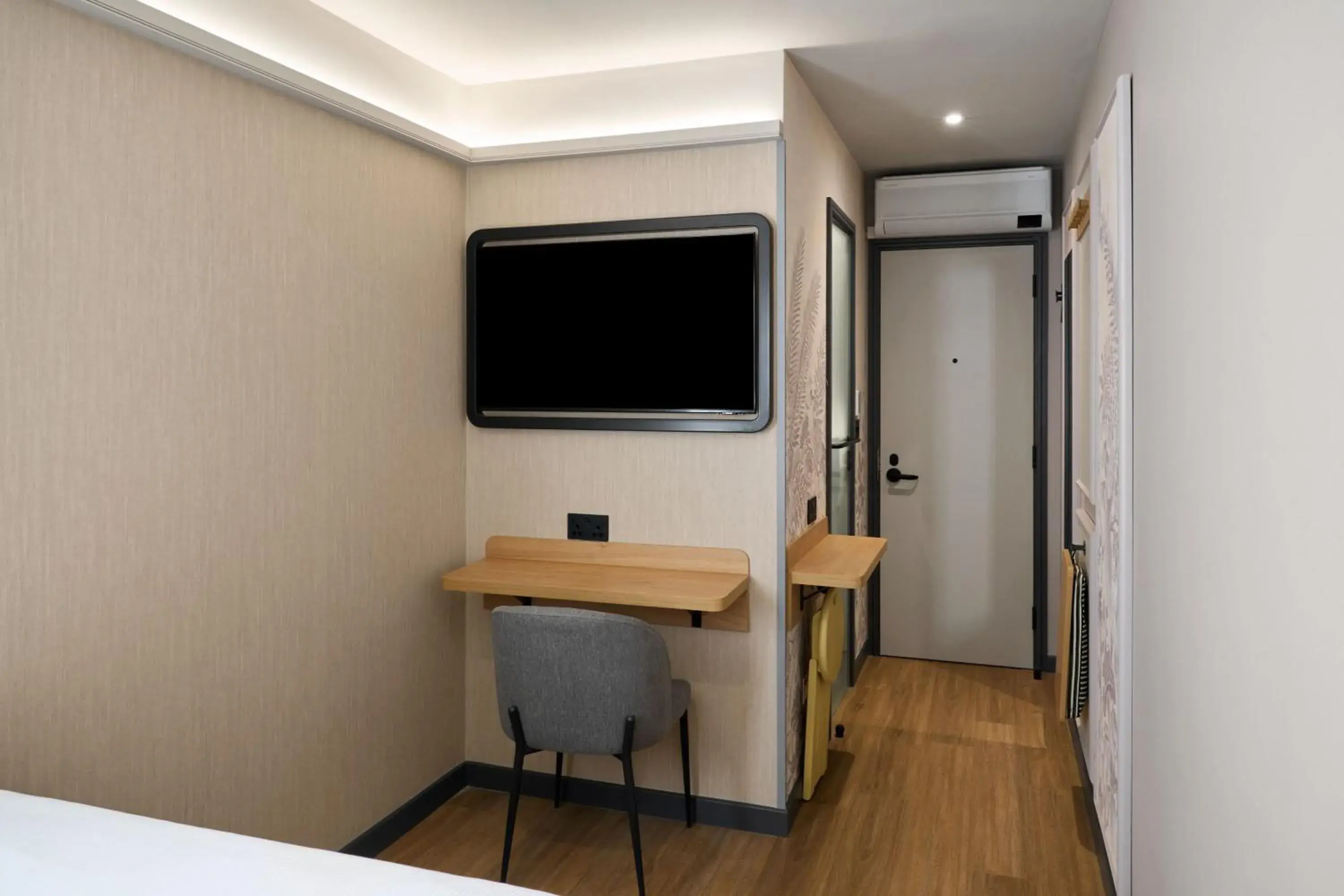 Bedroom, Bed in Four Points Flex by Sheraton London Euston Bedroom, Bed in Four Points Flex by Sheraton London Euston