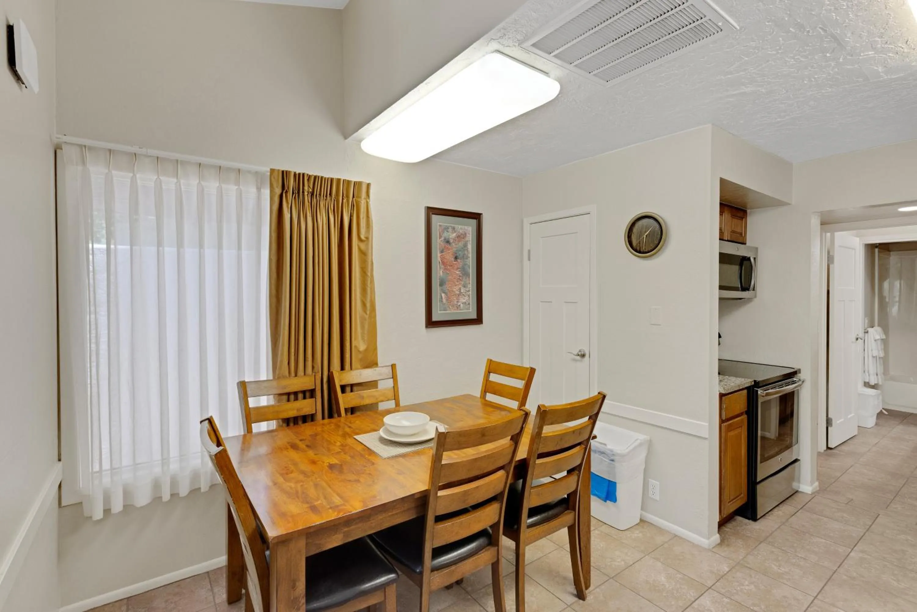 Dining area in Villas at Southgate