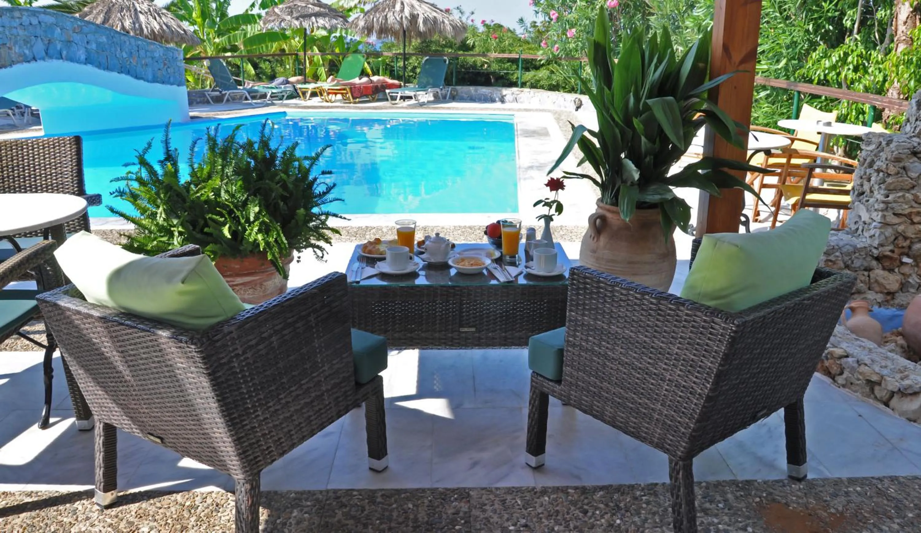 Swimming pool in Poledas Apartments