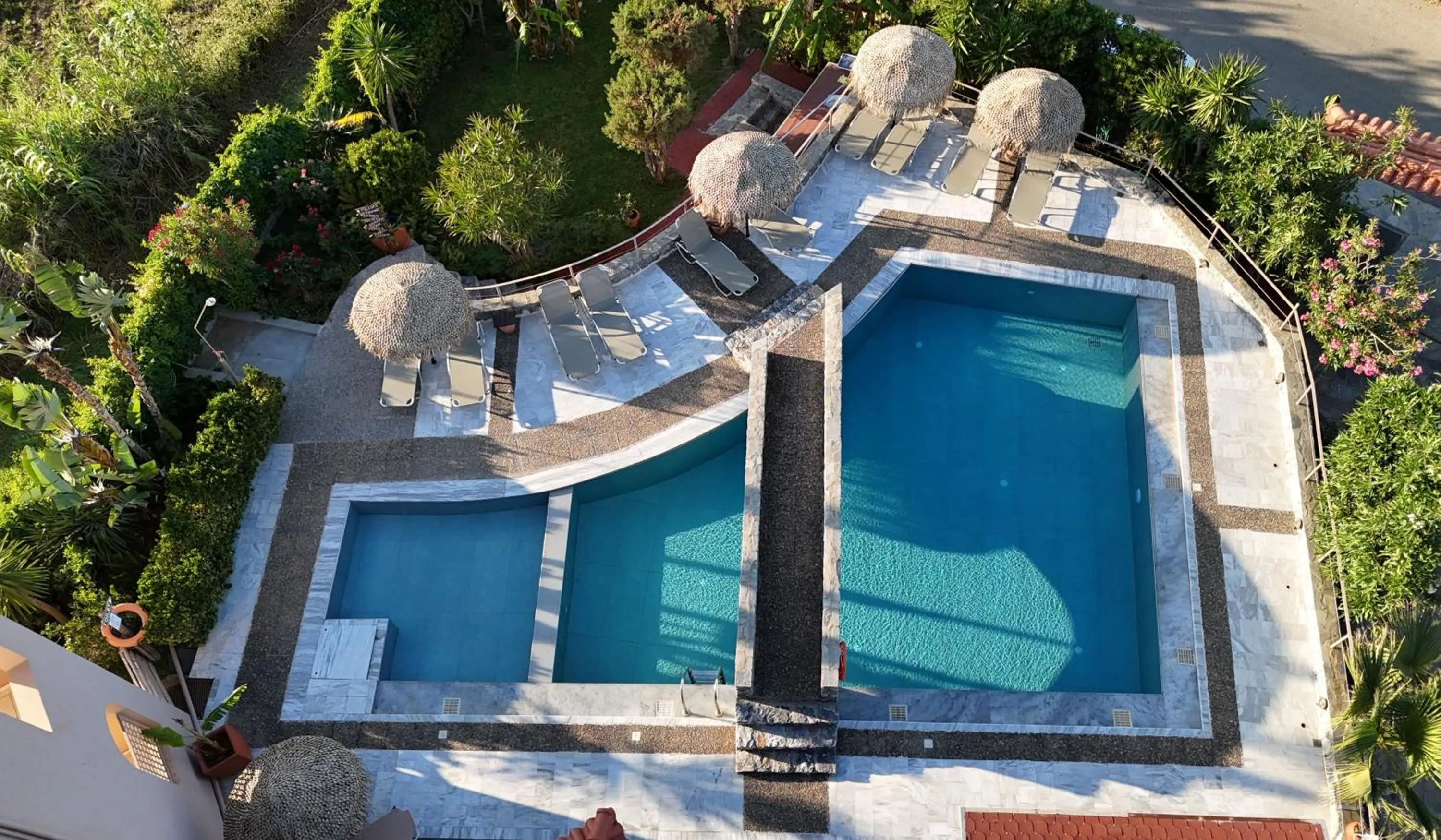 Swimming pool in Poledas Apartments