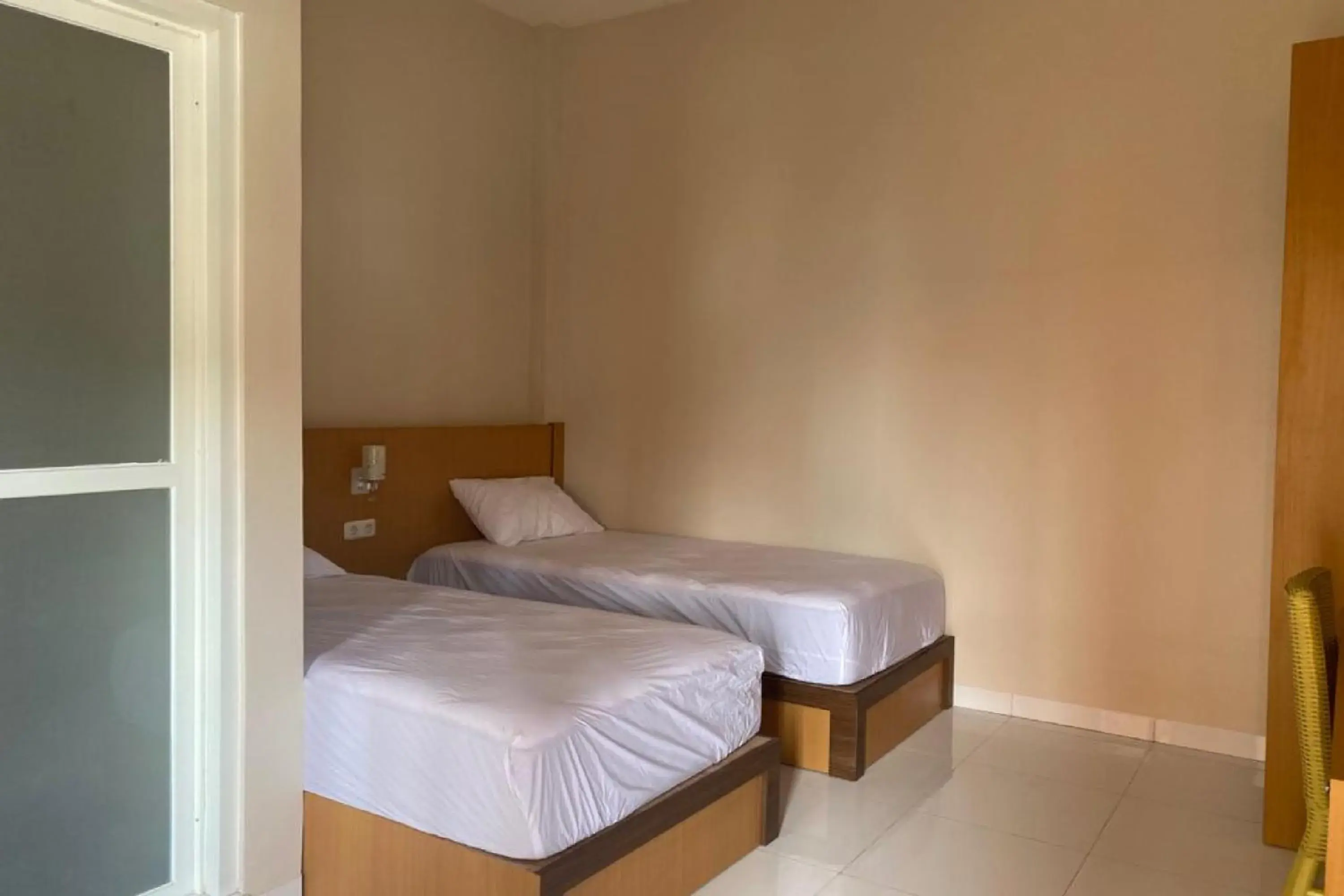 Bedroom, Bed in Nietsa Guest House Palu RedPartner Bedroom, Bed in Nietsa Guest House Palu RedPartner