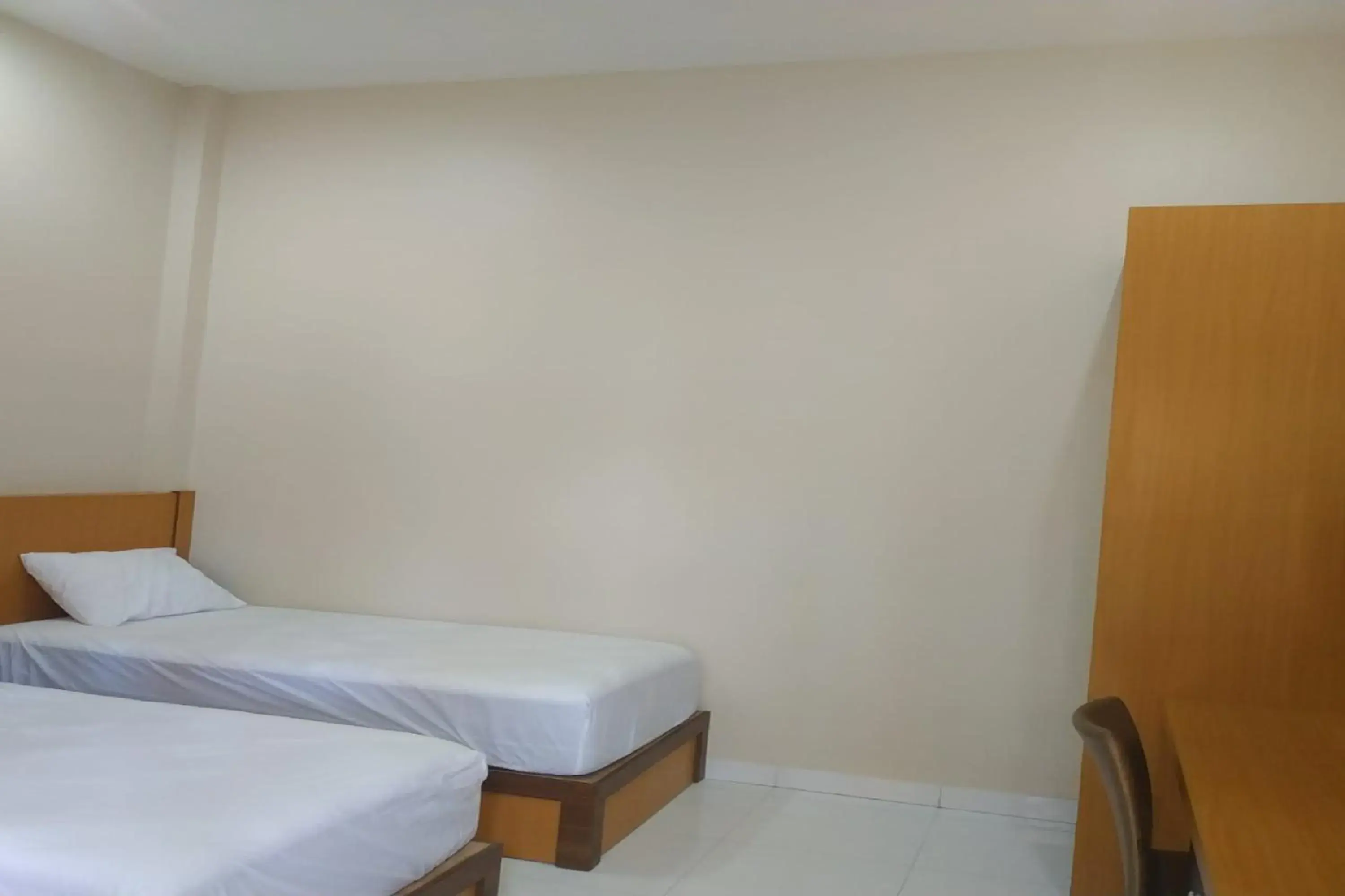 Bedroom, Bed in Nietsa Guest House Palu RedPartner Bedroom, Bed in Nietsa Guest House Palu RedPartner