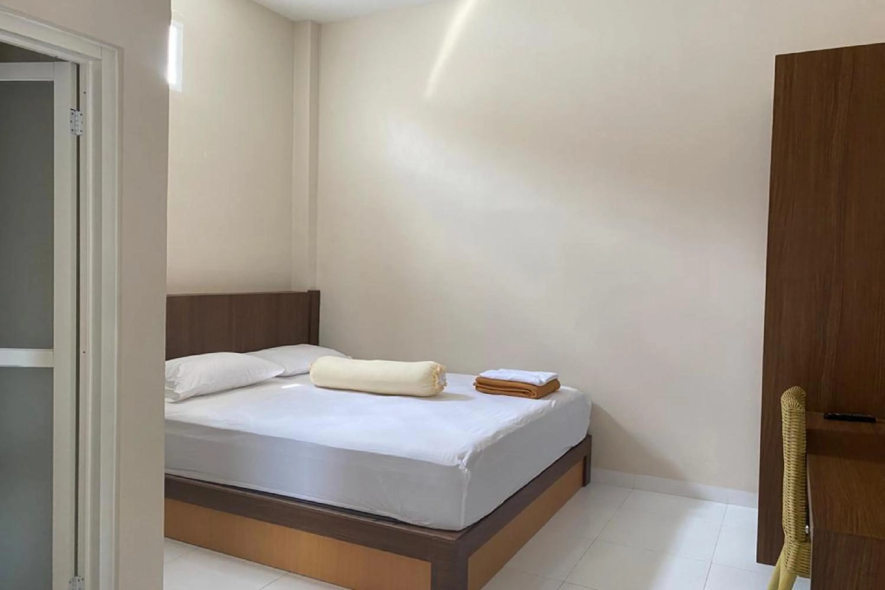 Bedroom, Bed in Nietsa Guest House Palu RedPartner