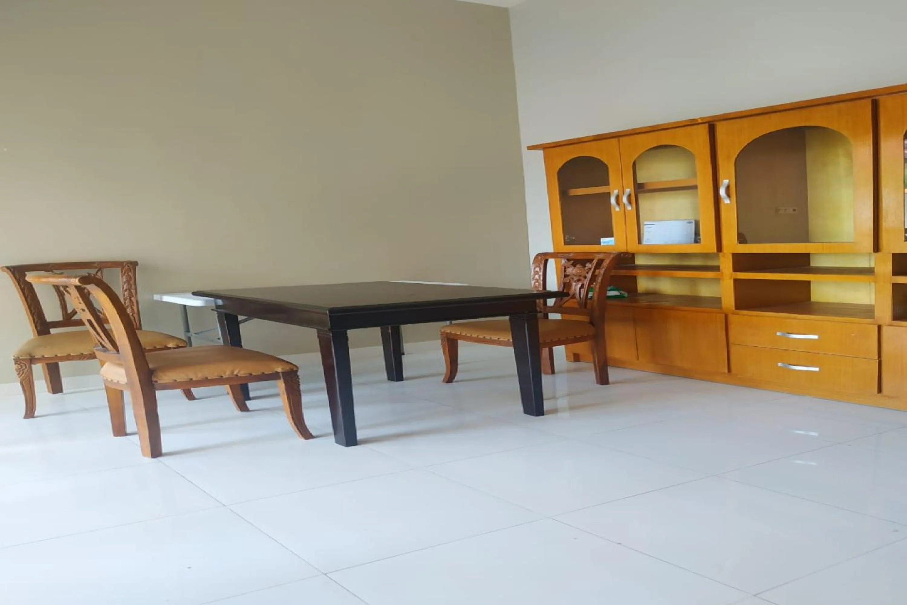 Seating area in Nietsa Guest House Palu RedPartner