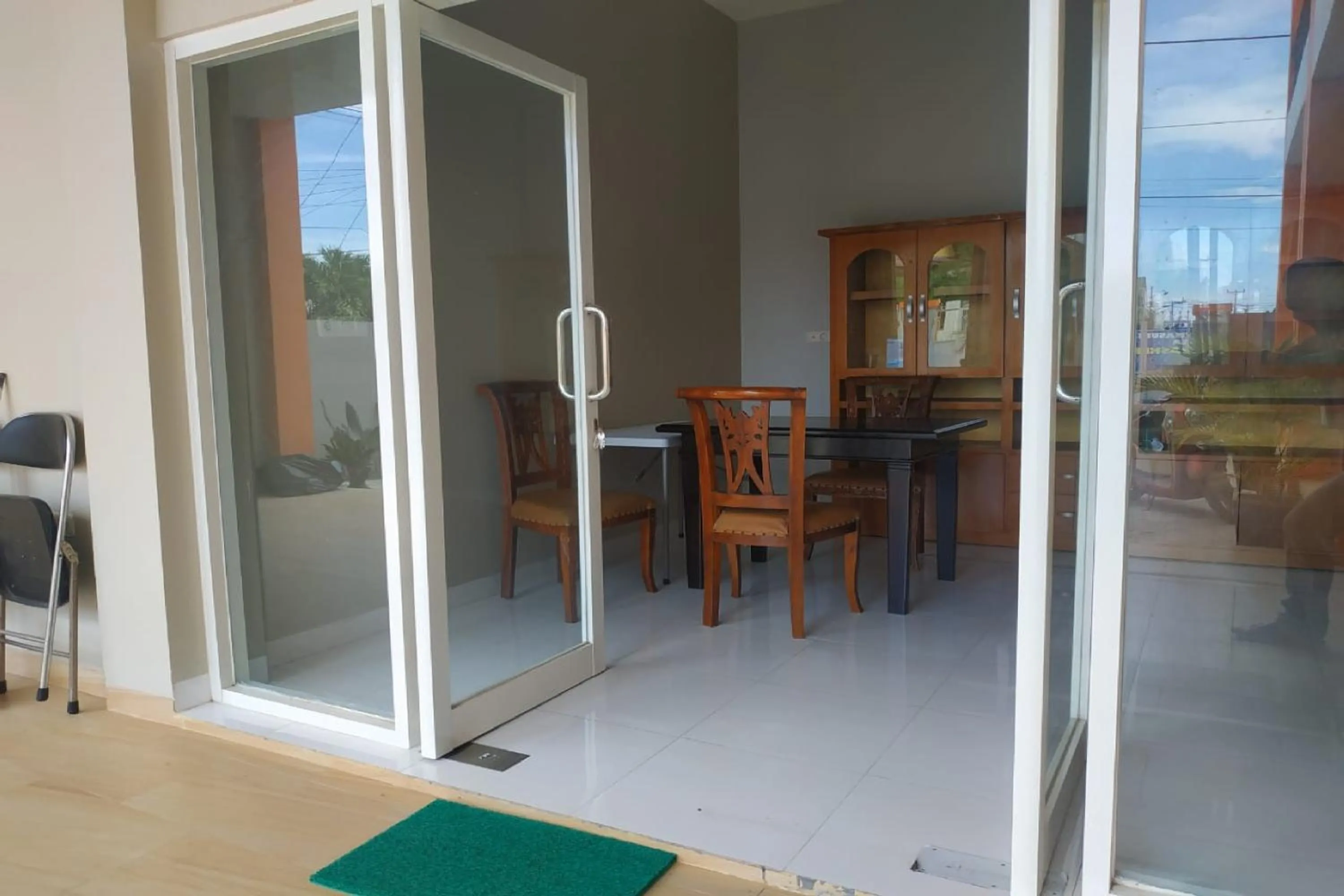 Lobby or reception in Nietsa Guest House Palu RedPartner