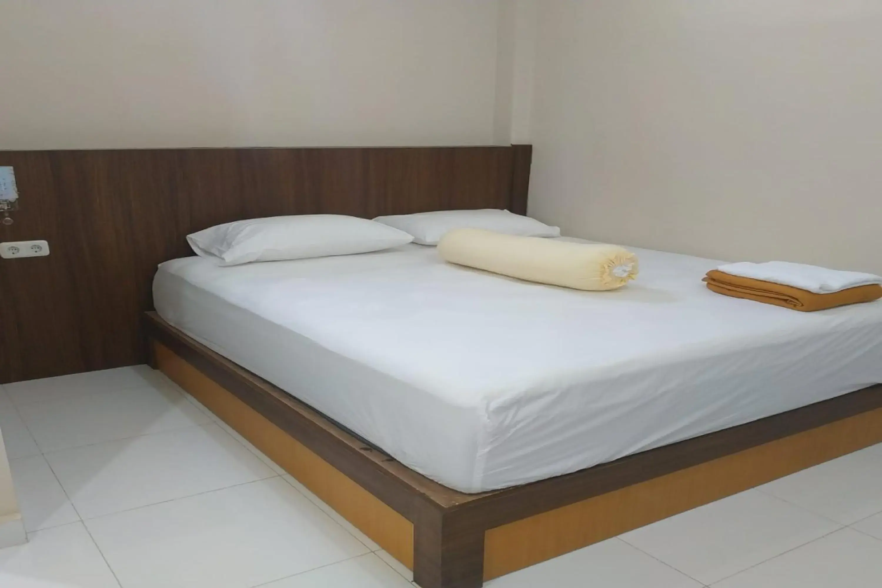 Bedroom, Bed in Nietsa Guest House Palu RedPartner Bedroom, Bed in Nietsa Guest House Palu RedPartner