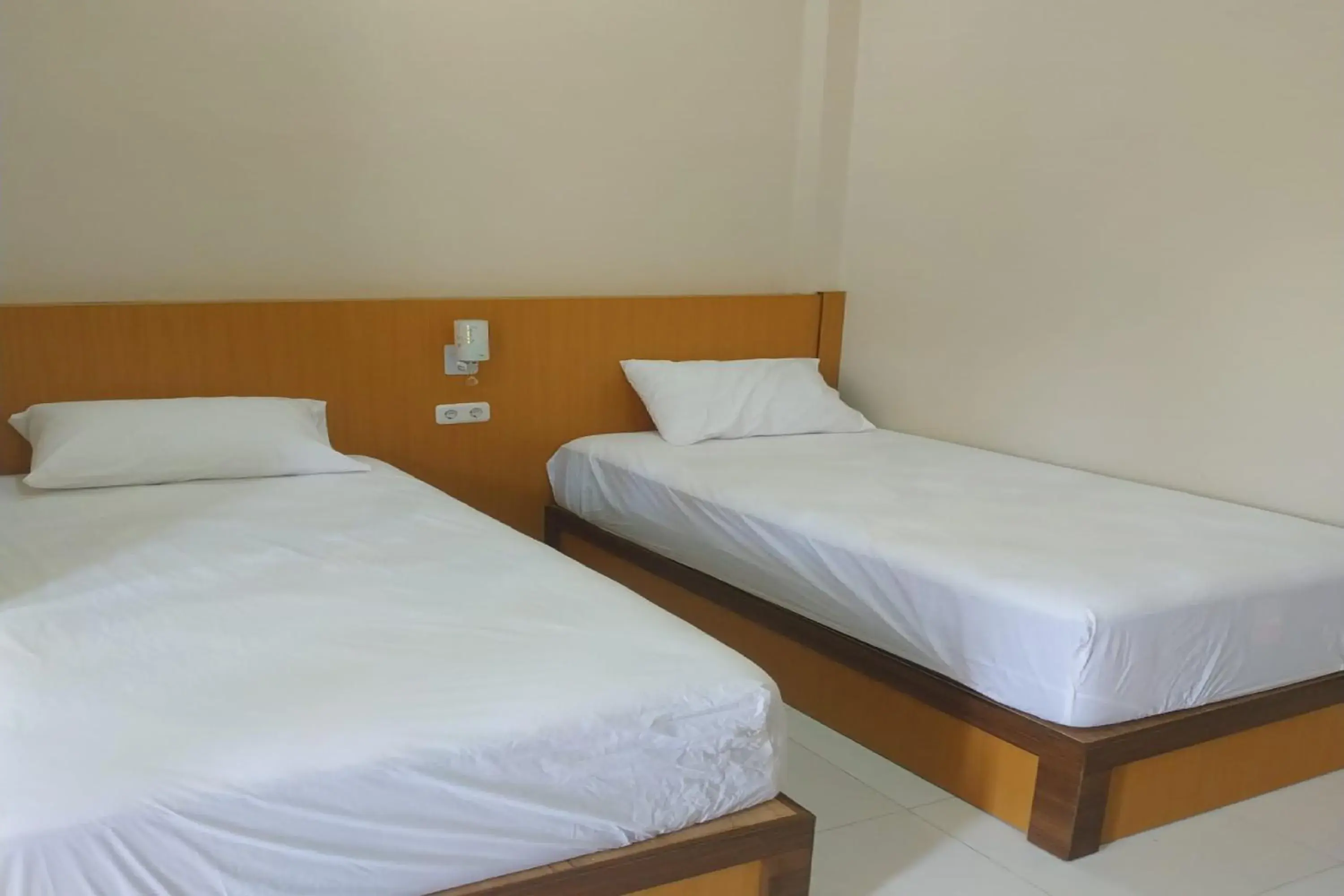 Bedroom, Bed in Nietsa Guest House Palu RedPartner Bedroom, Bed in Nietsa Guest House Palu RedPartner