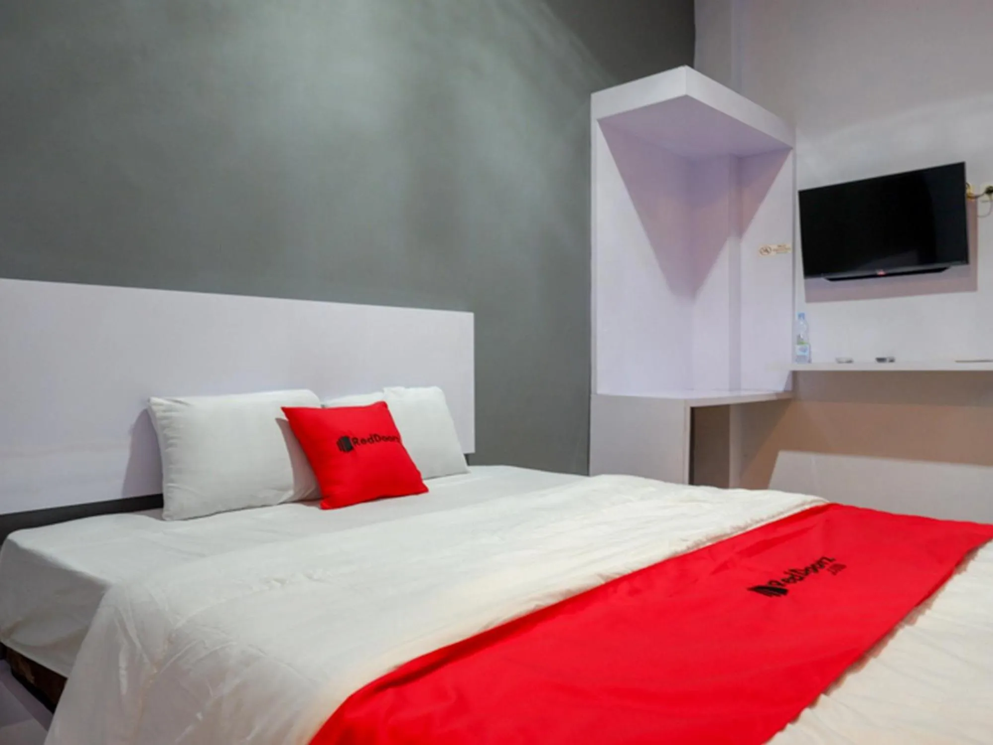 Bed in RedDoorz near Pasar Batang