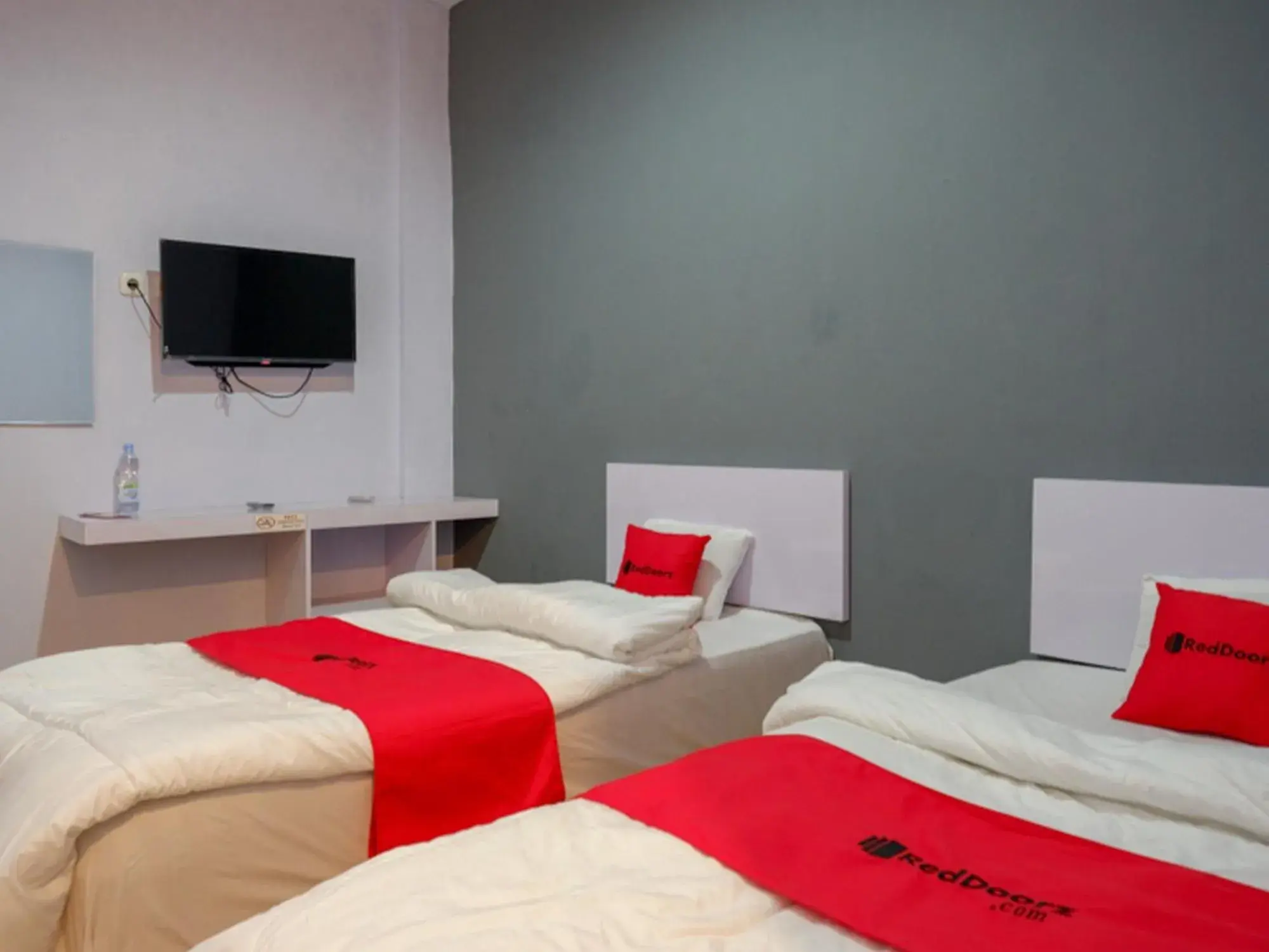 Bed in RedDoorz near Pasar Batang Bed in RedDoorz near Pasar Batang