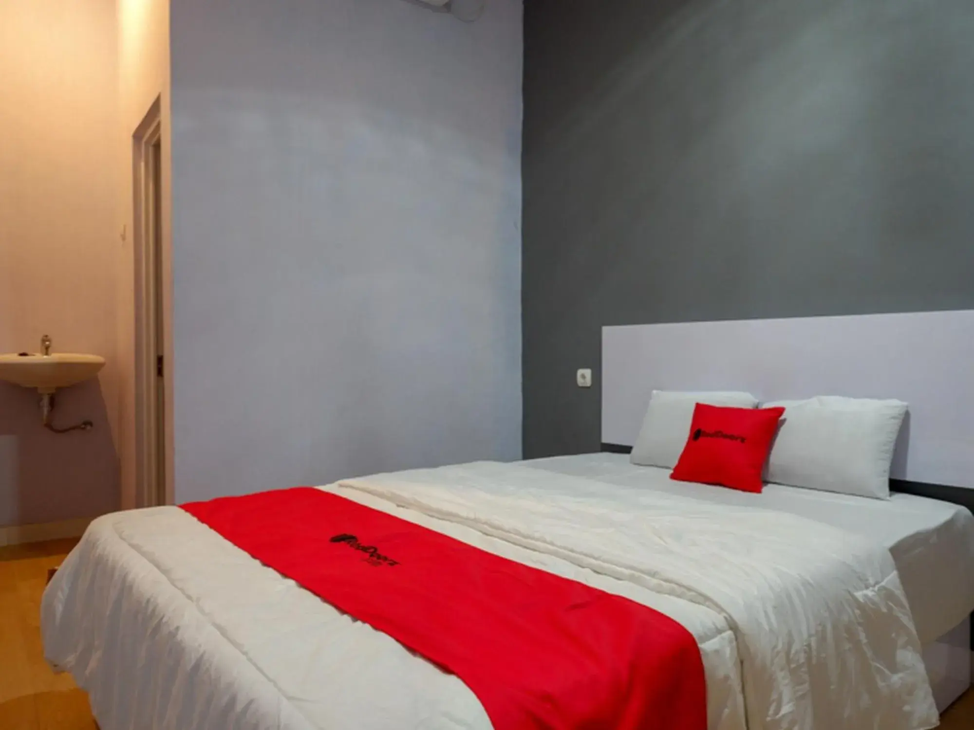 Bed in RedDoorz near Pasar Batang Bed in RedDoorz near Pasar Batang