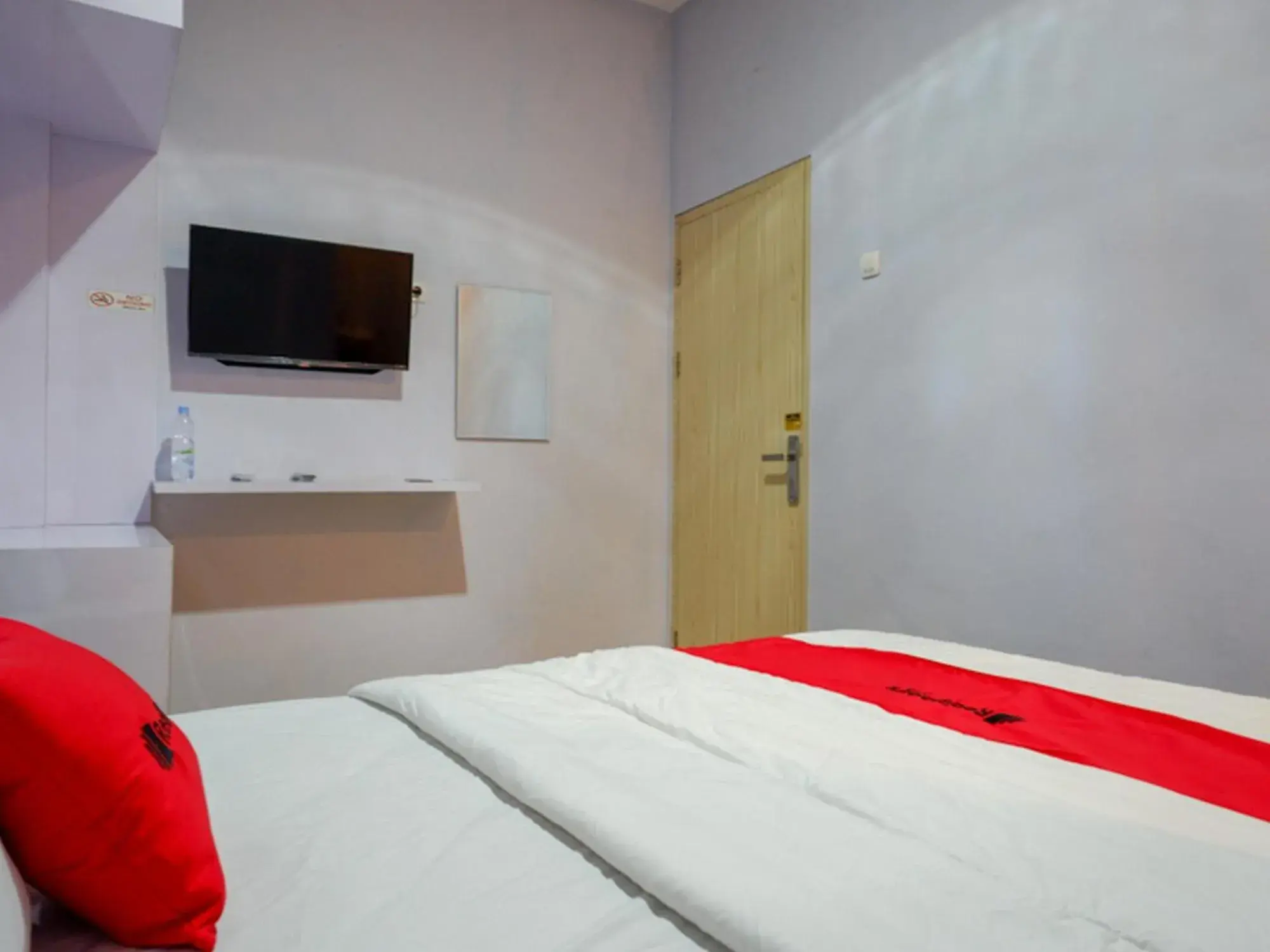 Facade/entrance, Bed in RedDoorz near Pasar Batang Facade/entrance, Bed in RedDoorz near Pasar Batang