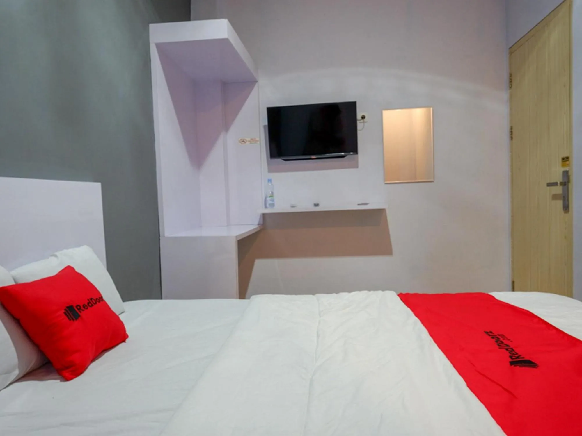 Property logo or sign, Bed in RedDoorz near Pasar Batang