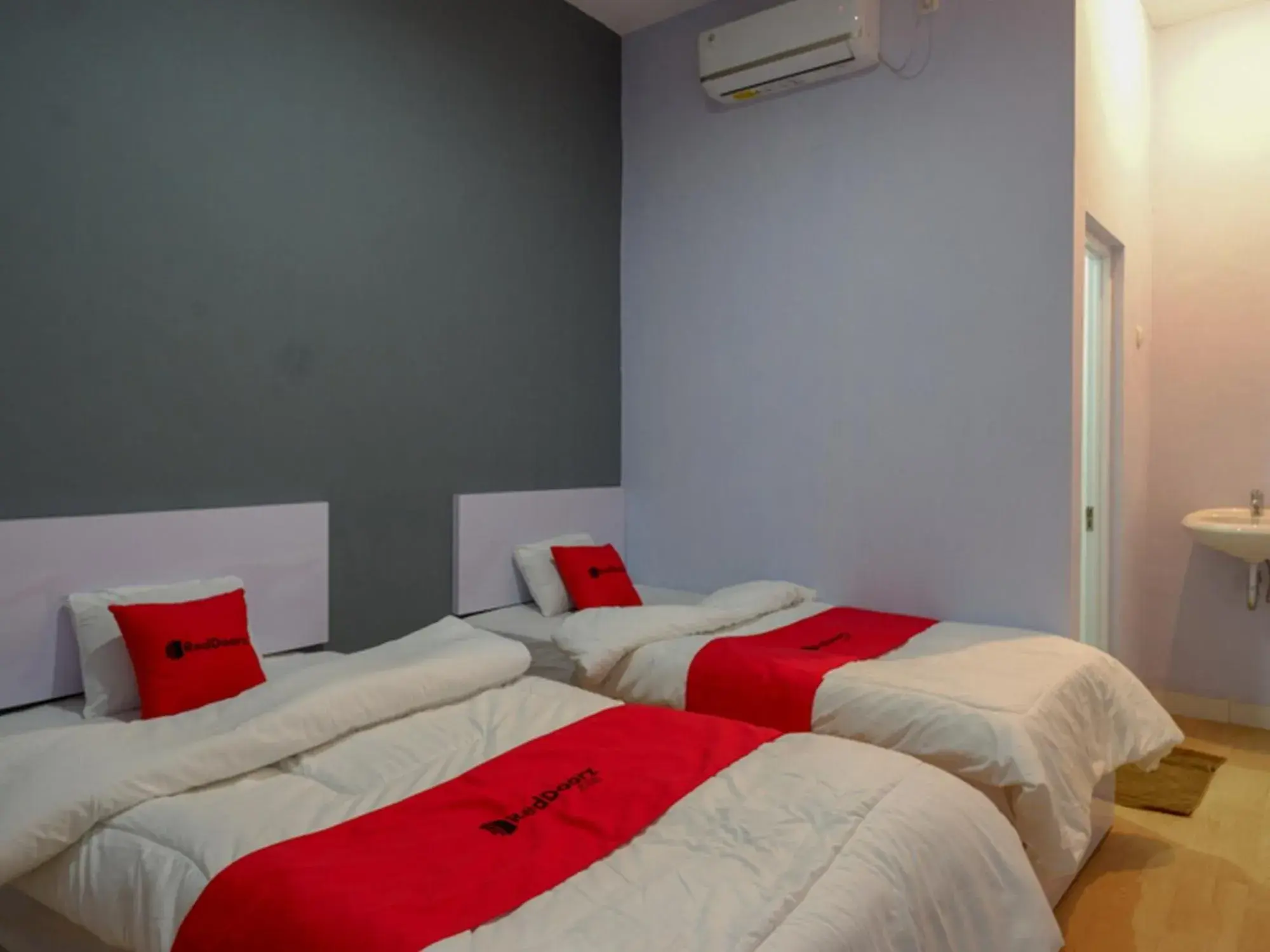 Bed in RedDoorz near Pasar Batang Bed in RedDoorz near Pasar Batang