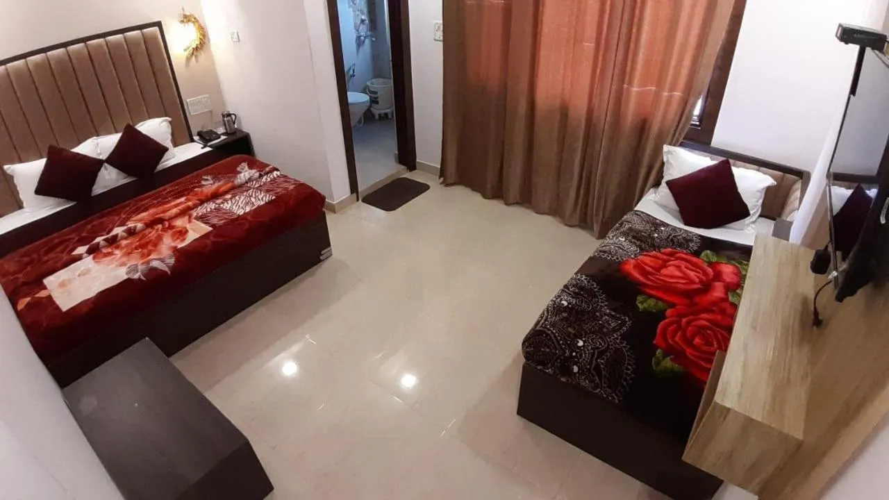 Photo of the whole room, Bed in The Divine Oak