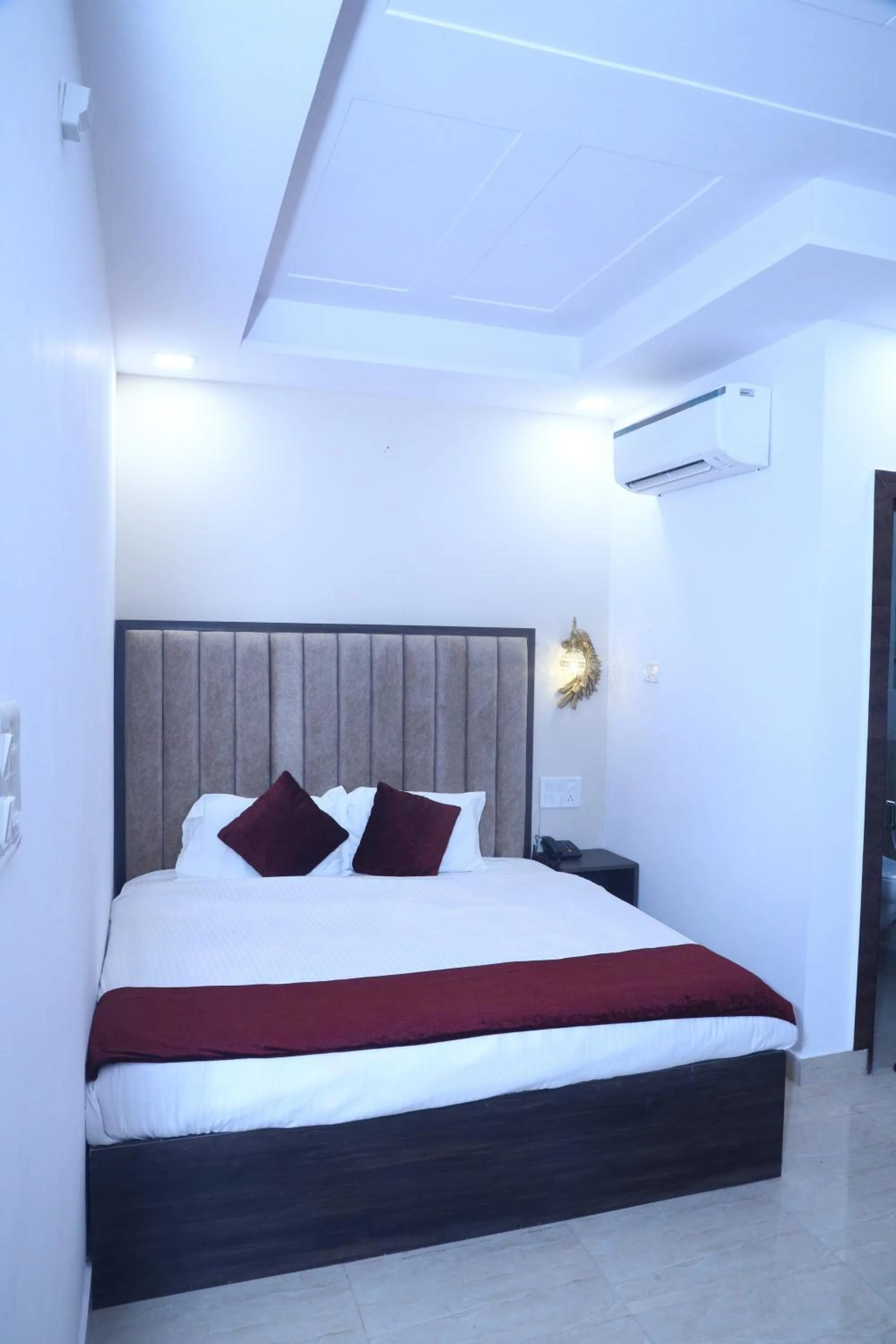 Bedroom, Bed in The Divine Oak