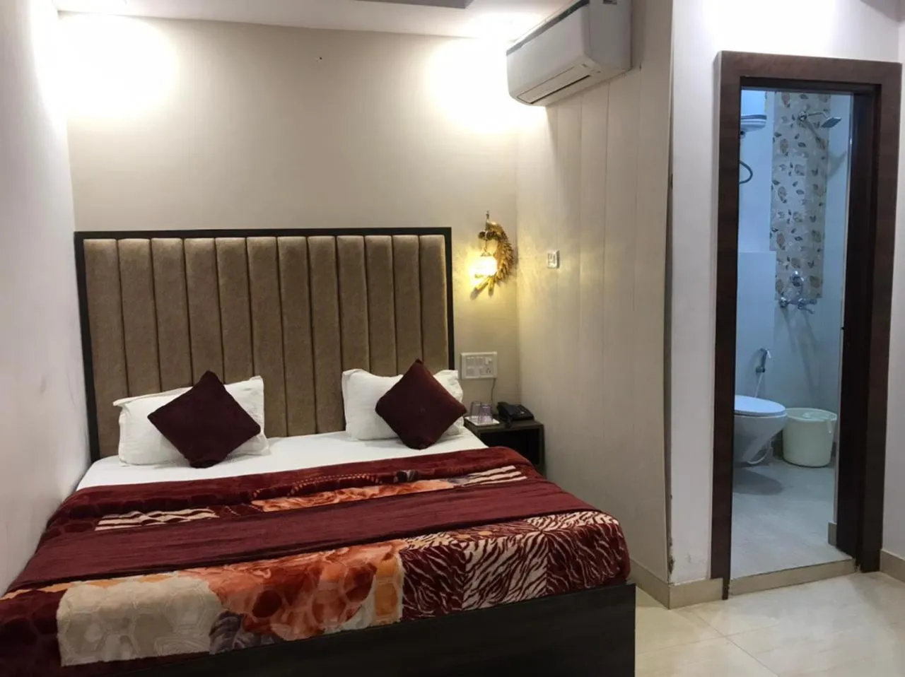 Bedroom, Bed in The Divine Oak