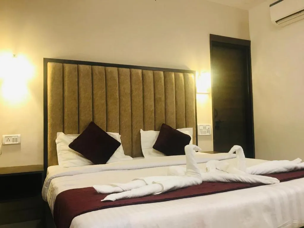 Photo of the whole room, Bed in The Divine Oak