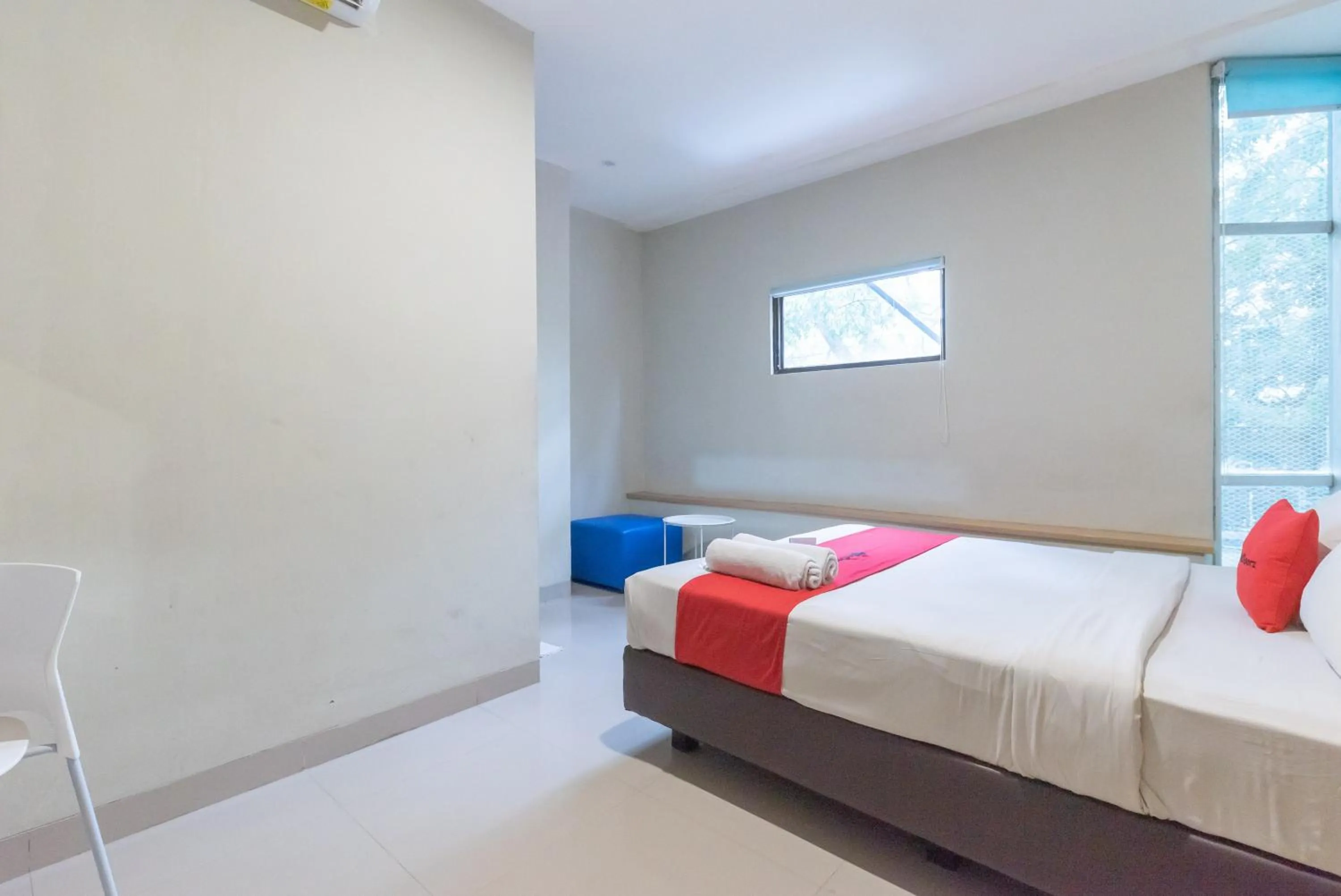 Bedroom, Bed in RedDoorz Plus @ Karapitan Street