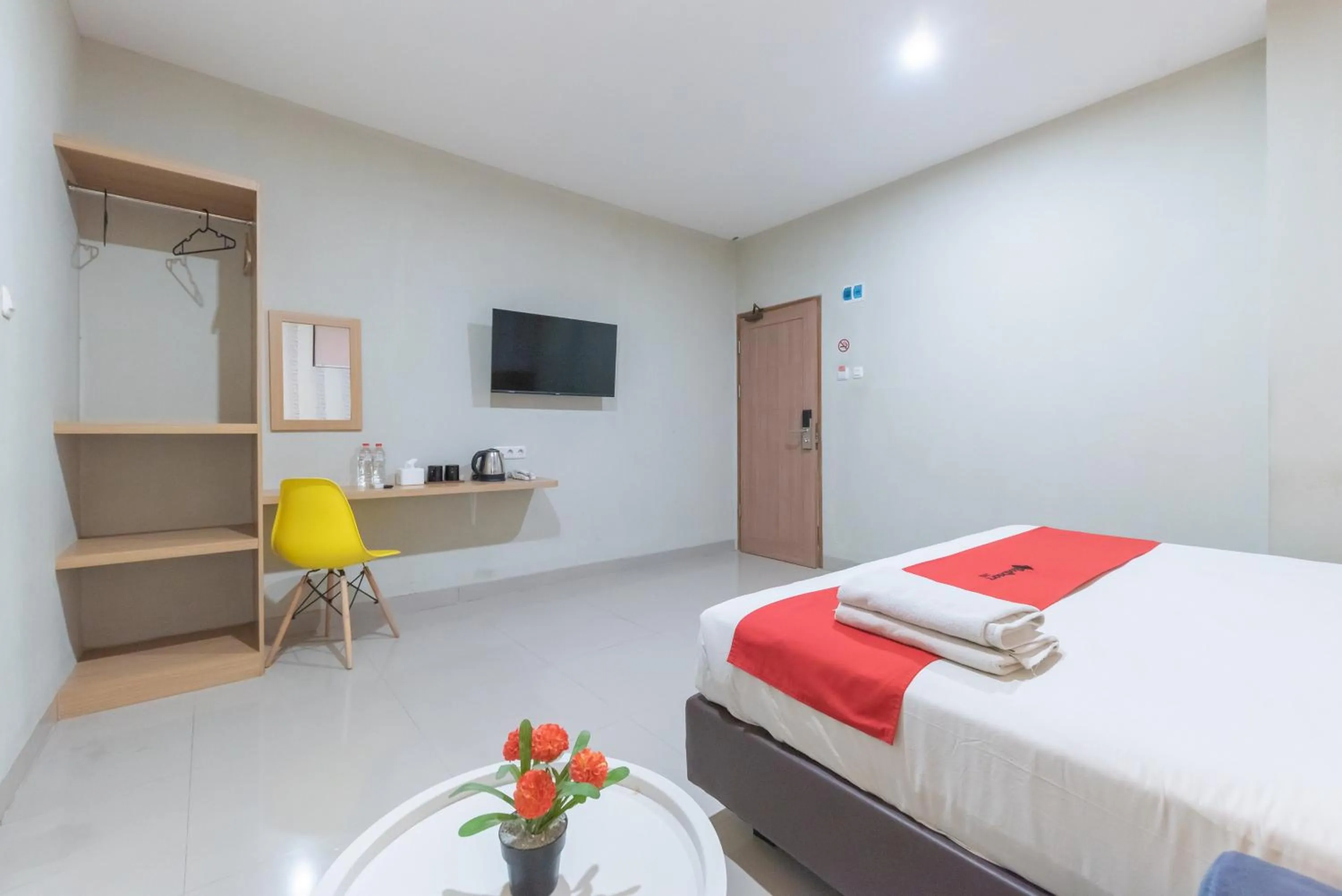 Bedroom, Bed in RedDoorz Plus @ Karapitan Street