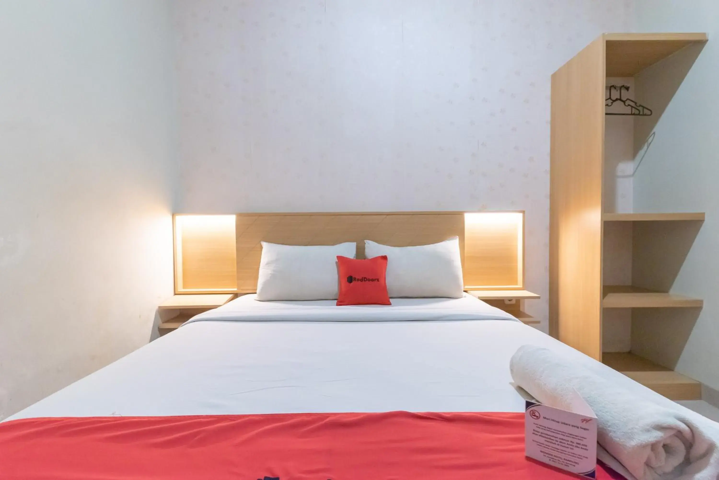 Bedroom, Bed in RedDoorz Plus @ Karapitan Street Bedroom, Bed in RedDoorz Plus @ Karapitan Street