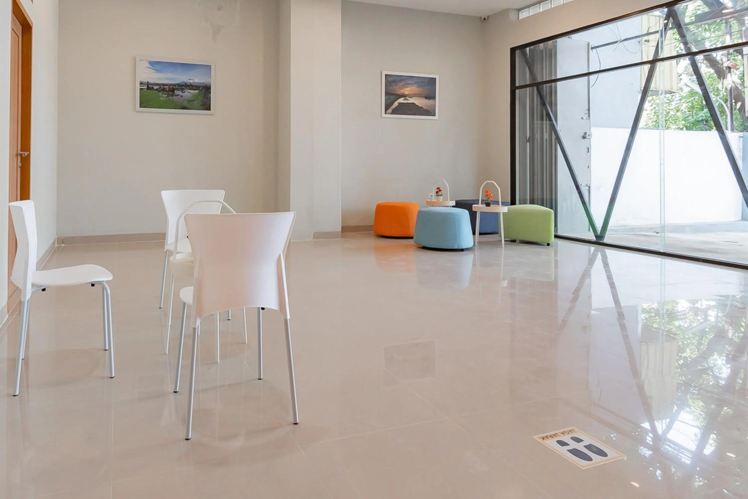 Seating area in RedDoorz Plus @ Karapitan Street