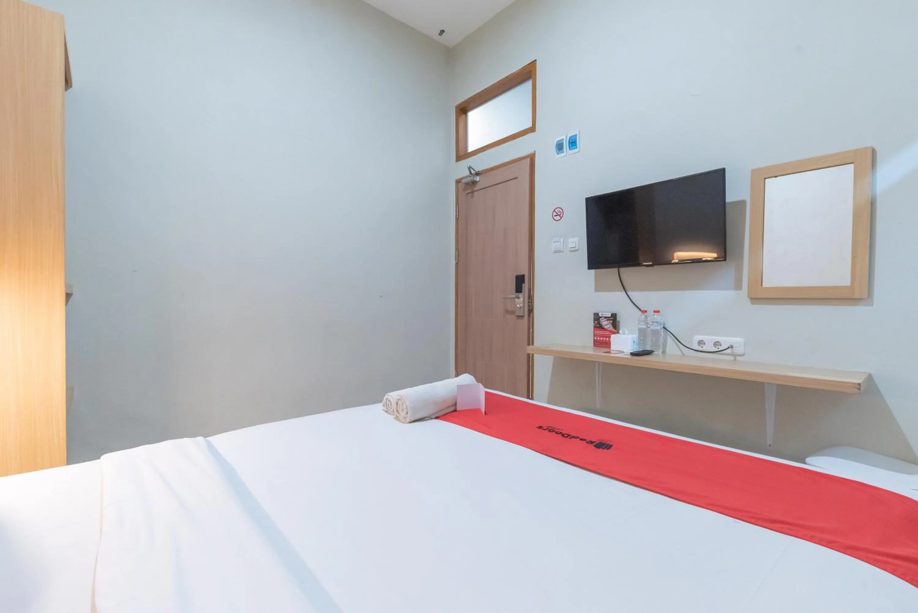 Bedroom, Bed in RedDoorz Plus @ Karapitan Street