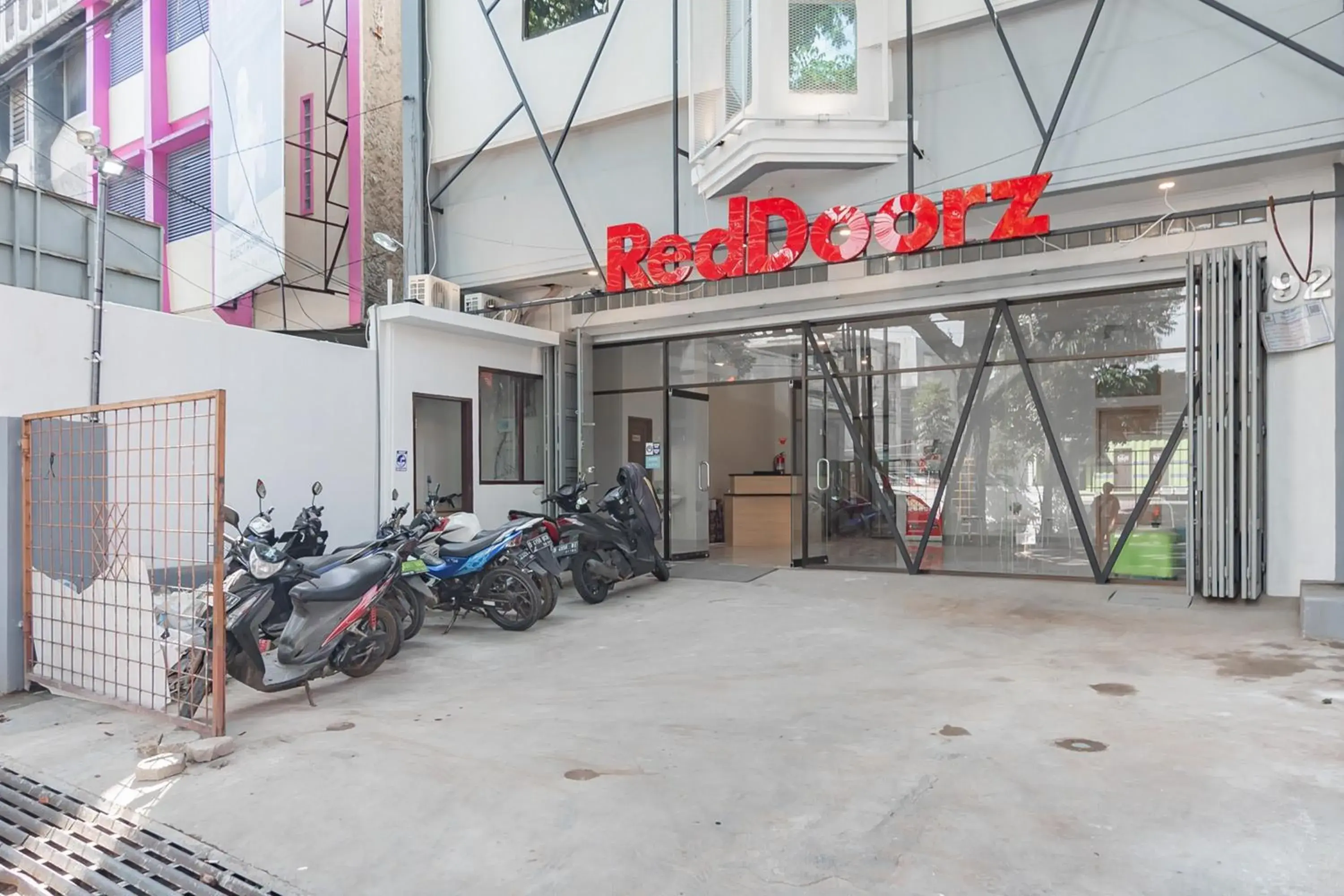 Facade/entrance in RedDoorz Plus @ Karapitan Street Facade/entrance in RedDoorz Plus @ Karapitan Street