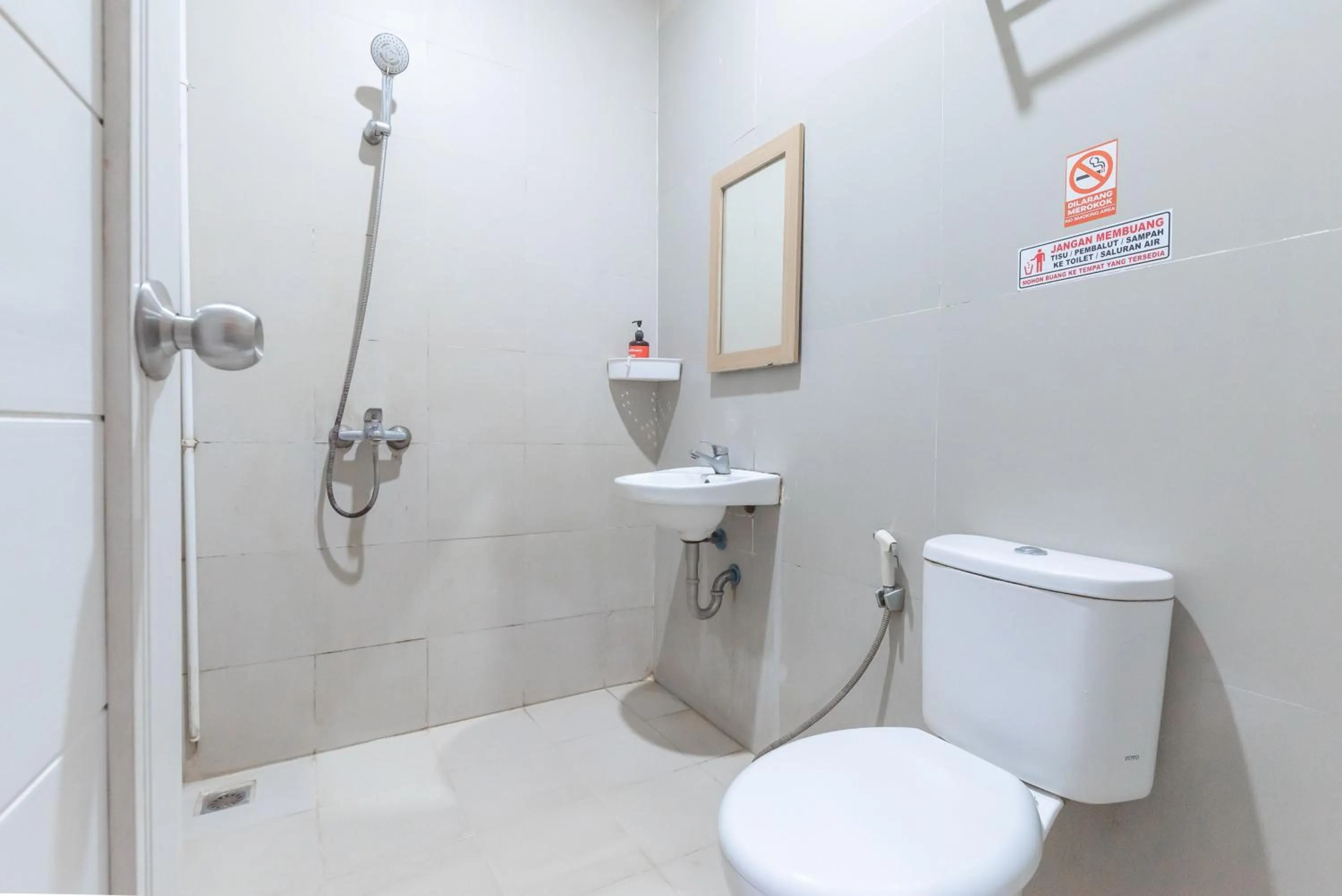 Bathroom in RedDoorz Plus @ Karapitan Street