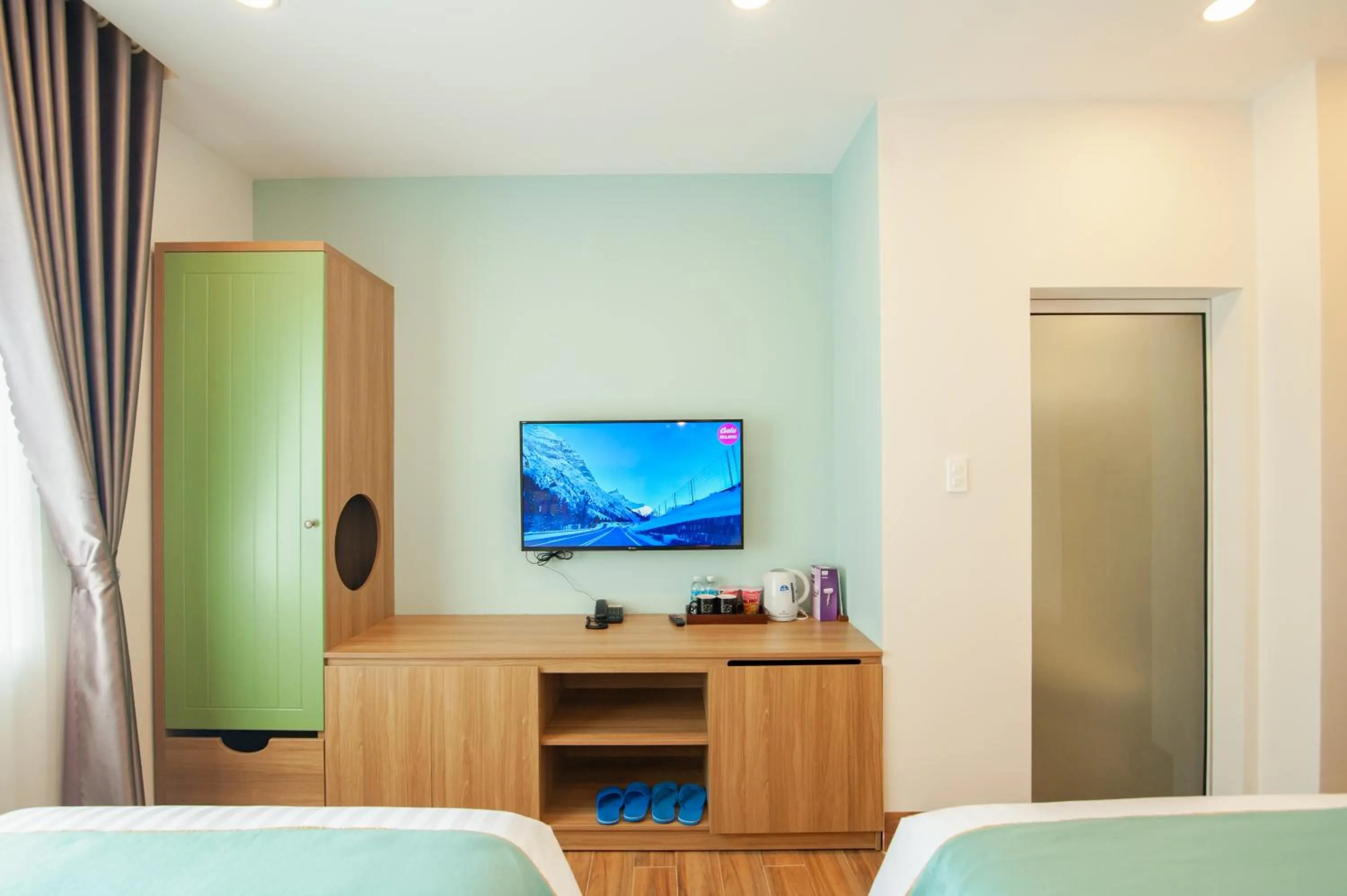 Communal lounge/ TV room, Bed in The View Hotel