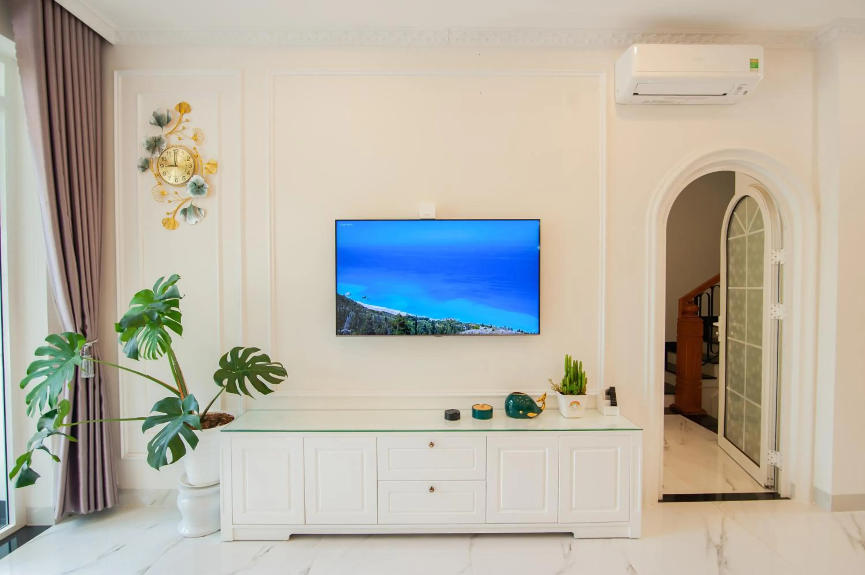 Communal lounge/ TV room in The View Hotel