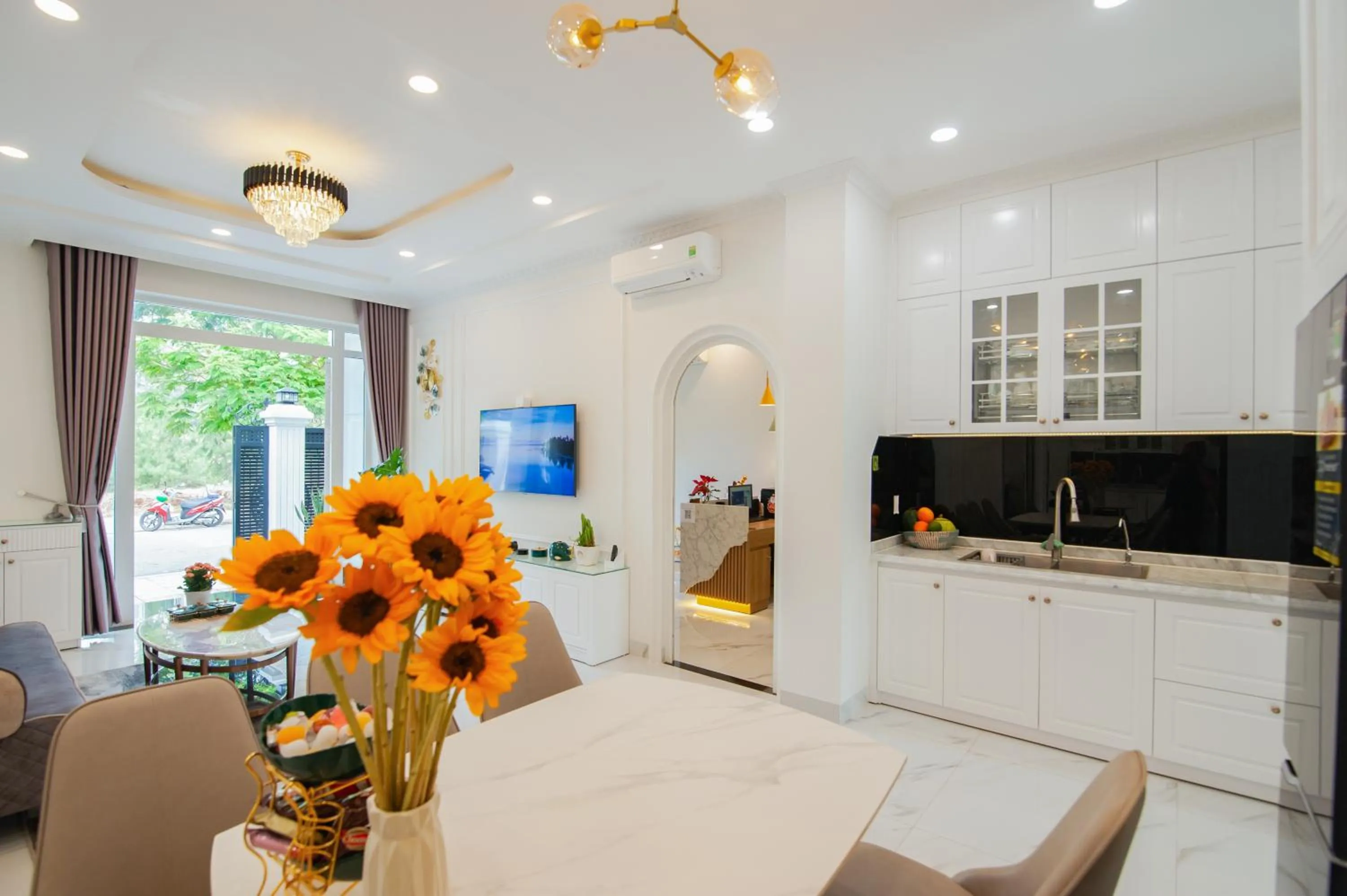 Communal lounge/ TV room in The View Hotel