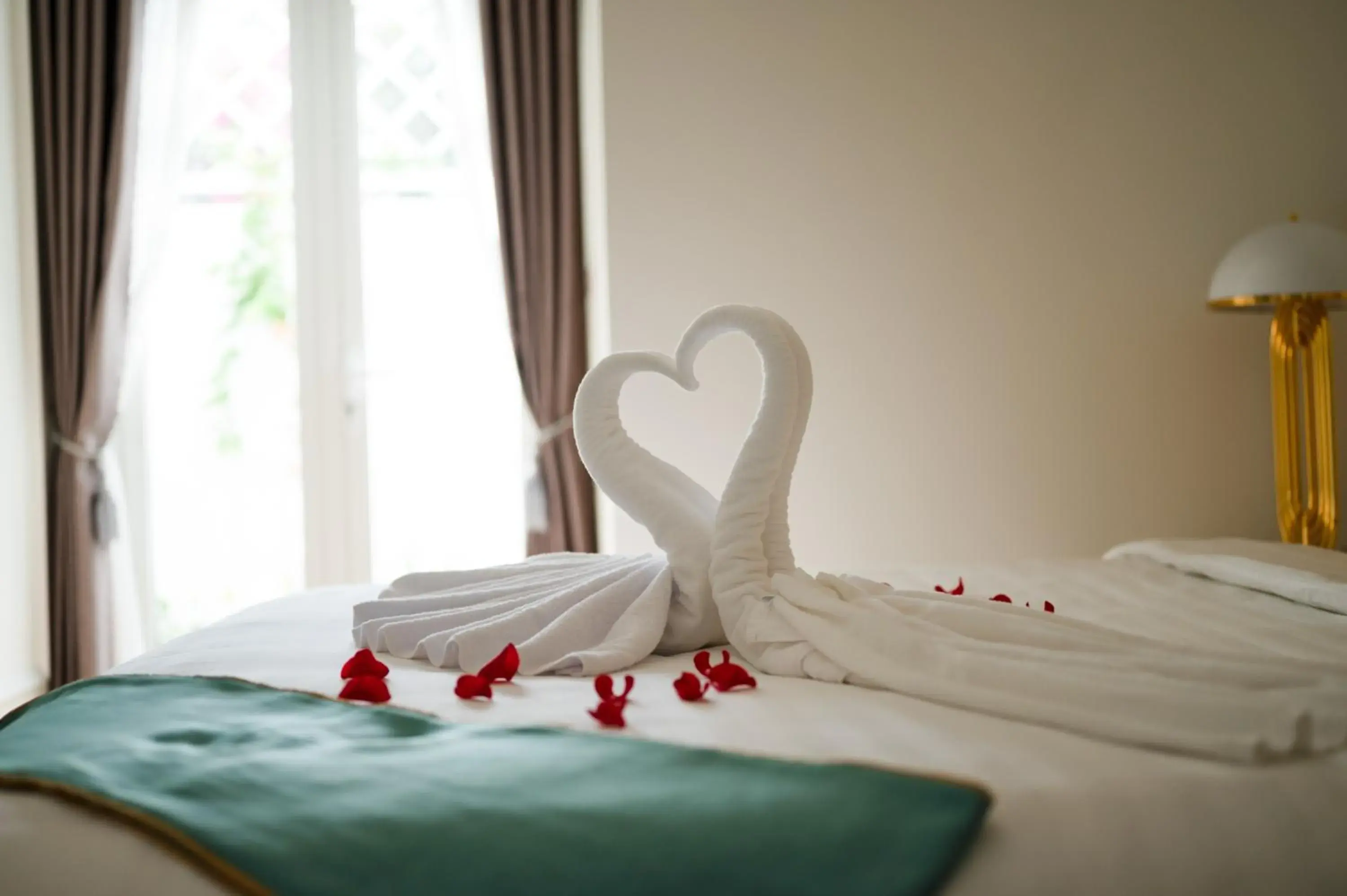 room service, Bed in The View Hotel room service, Bed in The View Hotel