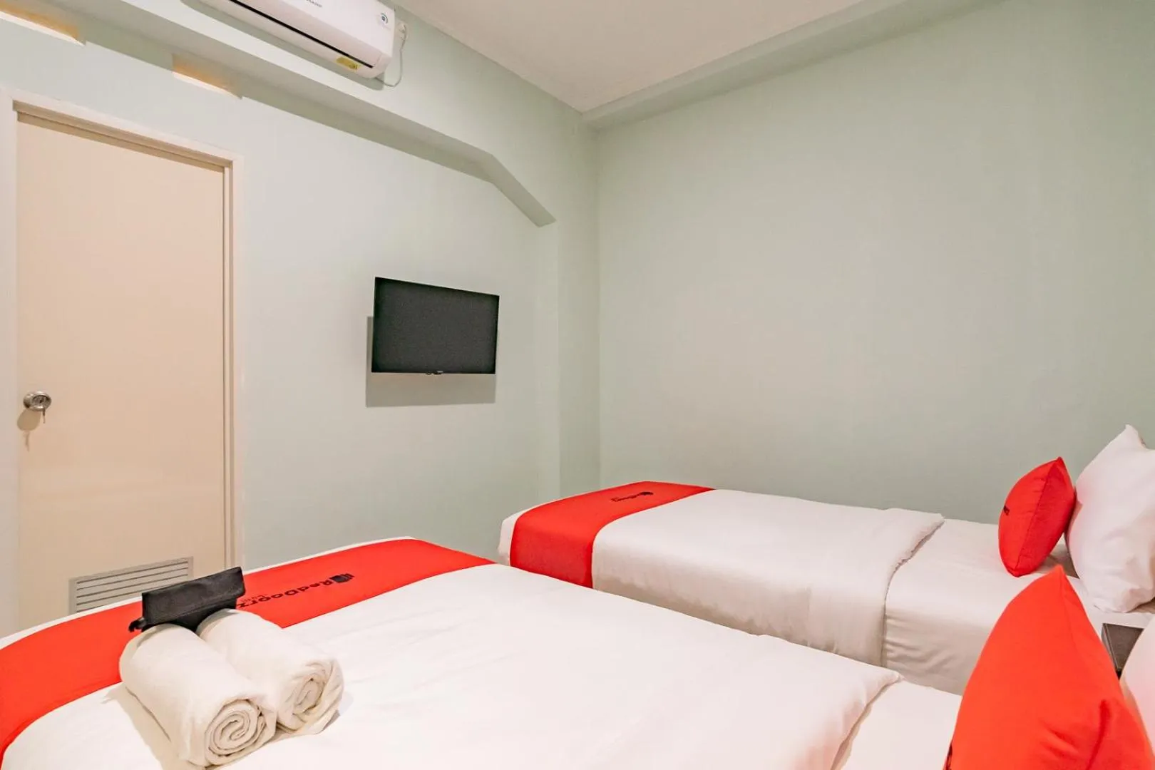 Bed in RedDoorz Plus @ Bagusrangin Street