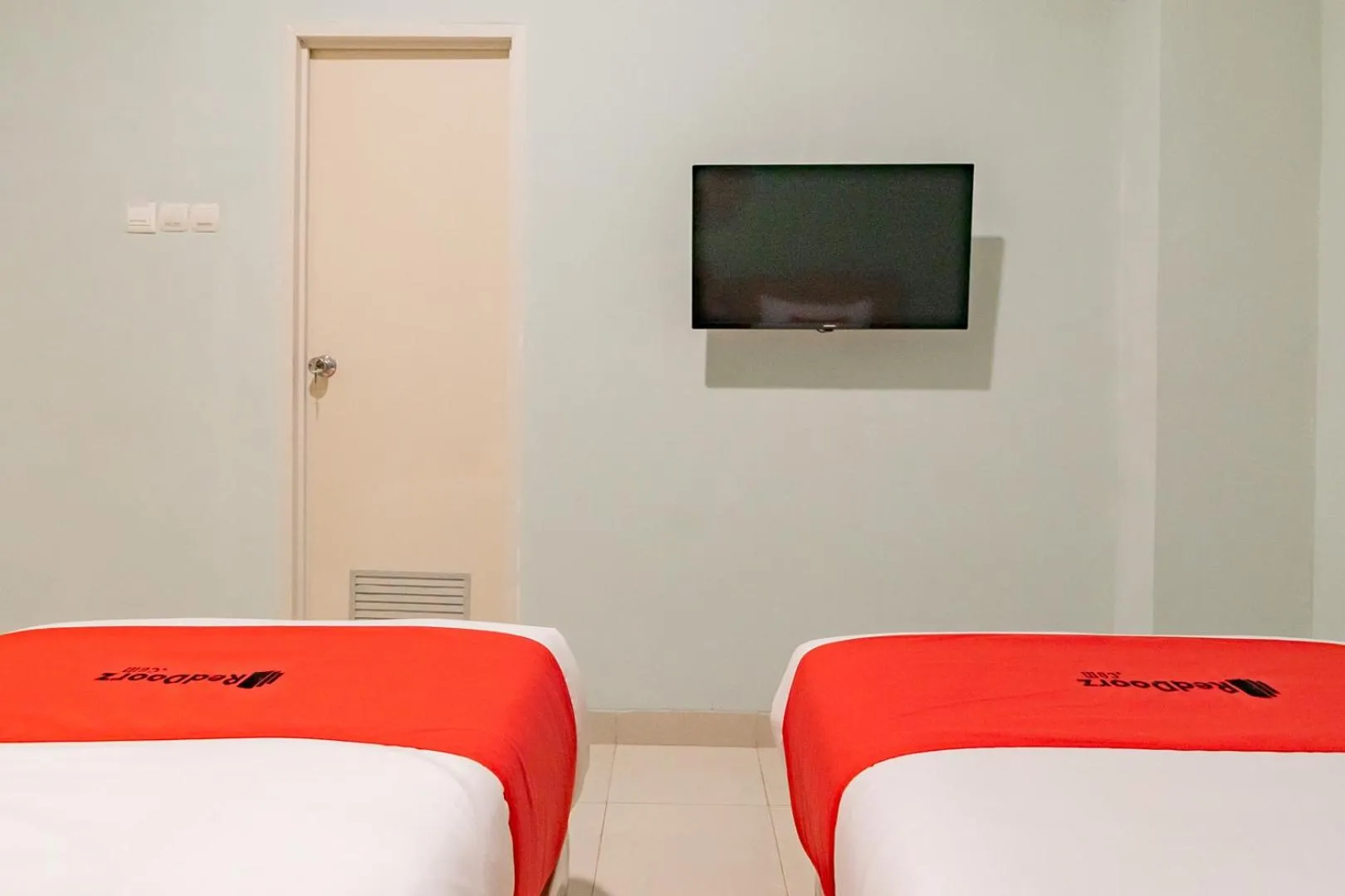 Bed in RedDoorz Plus @ Bagusrangin Street