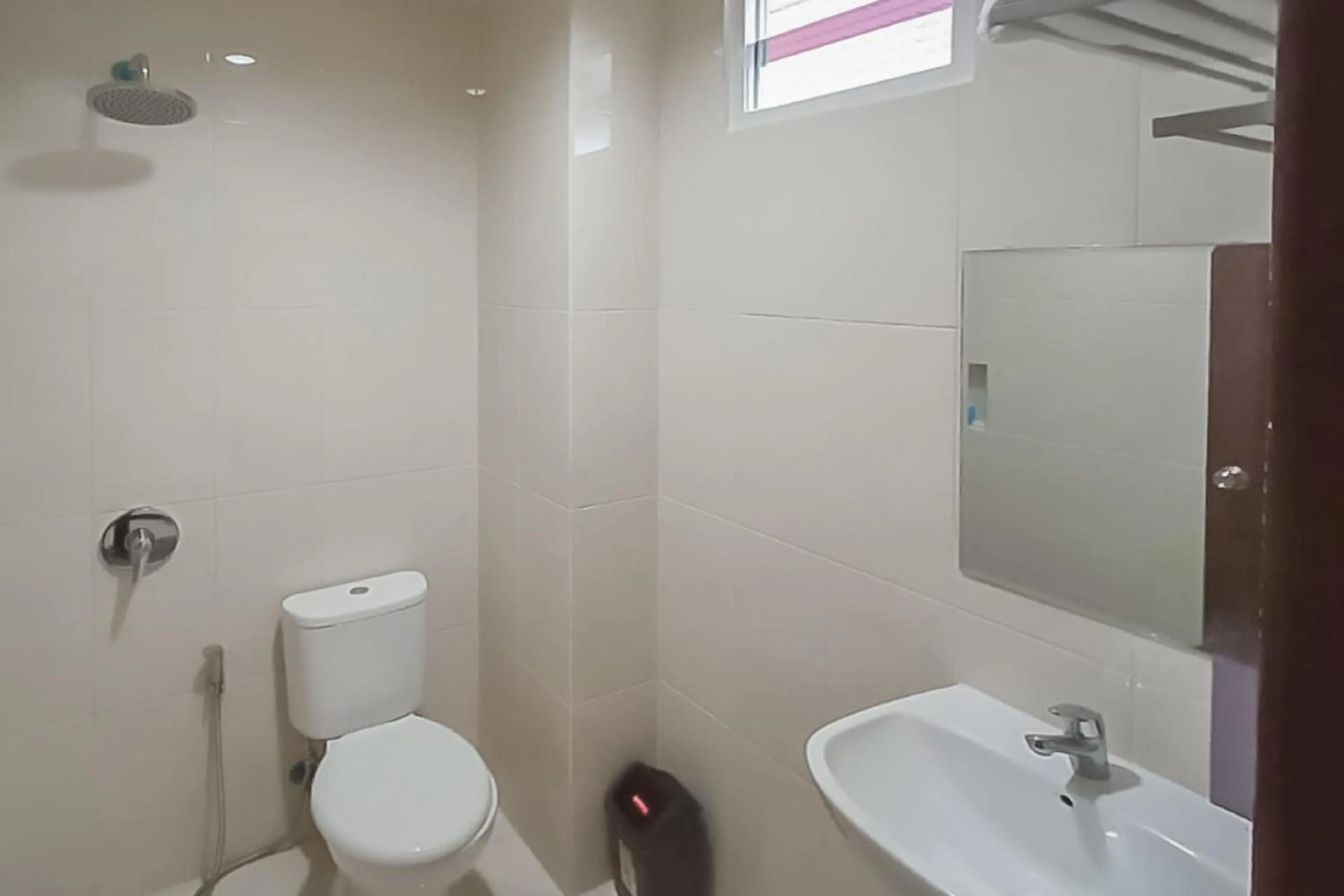 Bathroom in RedDoorz Syariah Plus near Tanjungpura University 2 Pontianak